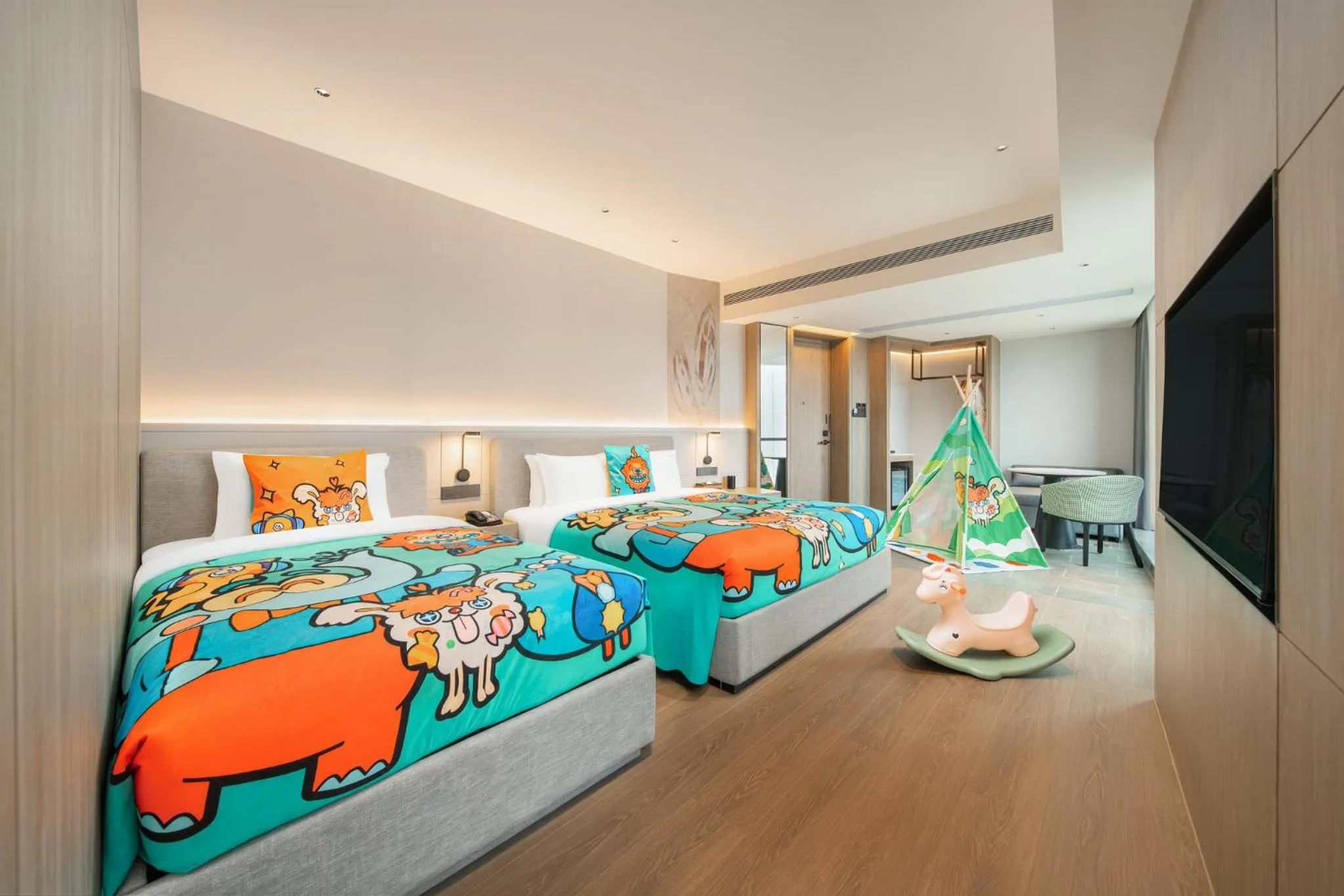 Photo of the whole room, Bed in Holiday Inn Zhuhai City Center by IHG