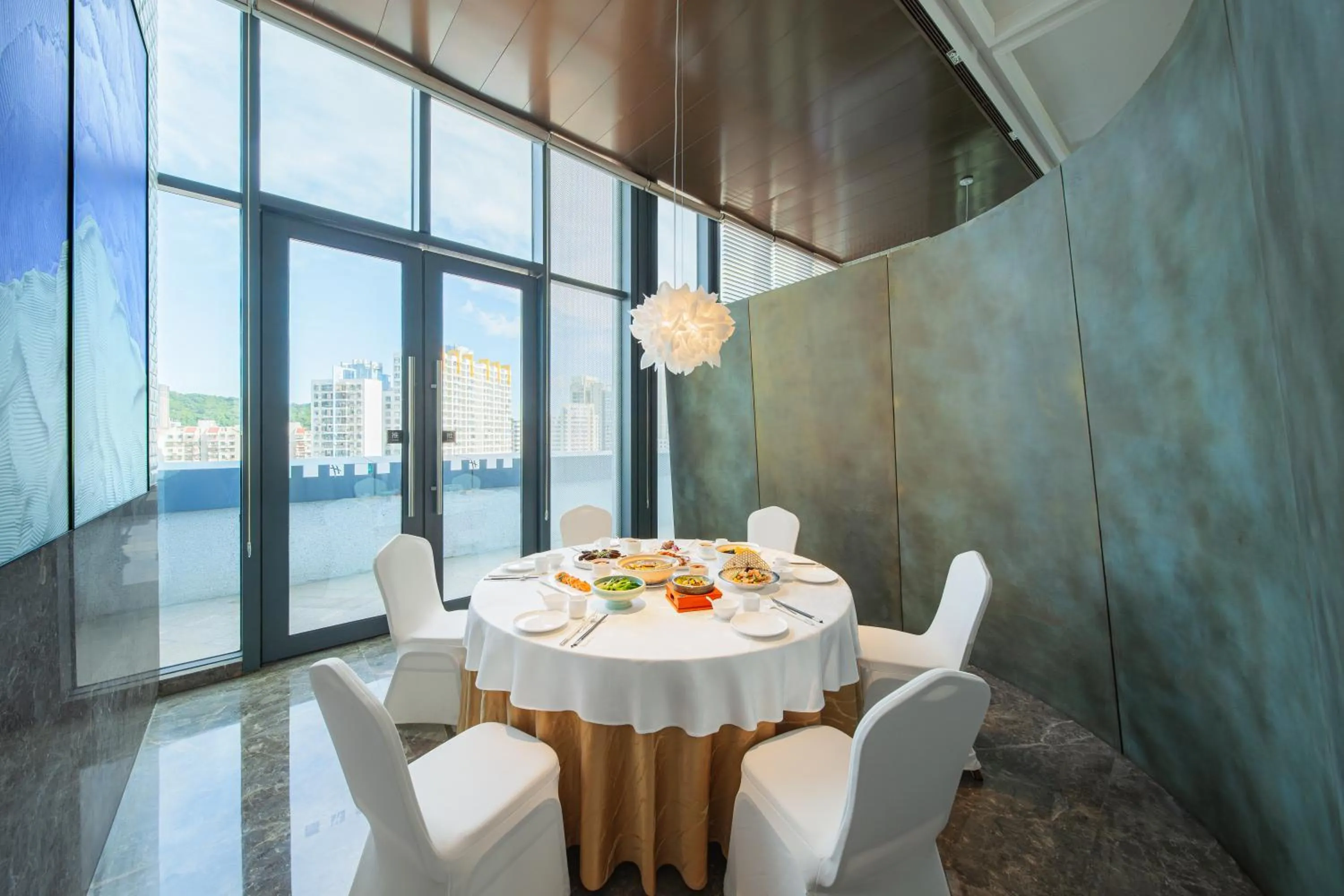 Restaurant/places to eat in Holiday Inn Zhuhai City Center by IHG