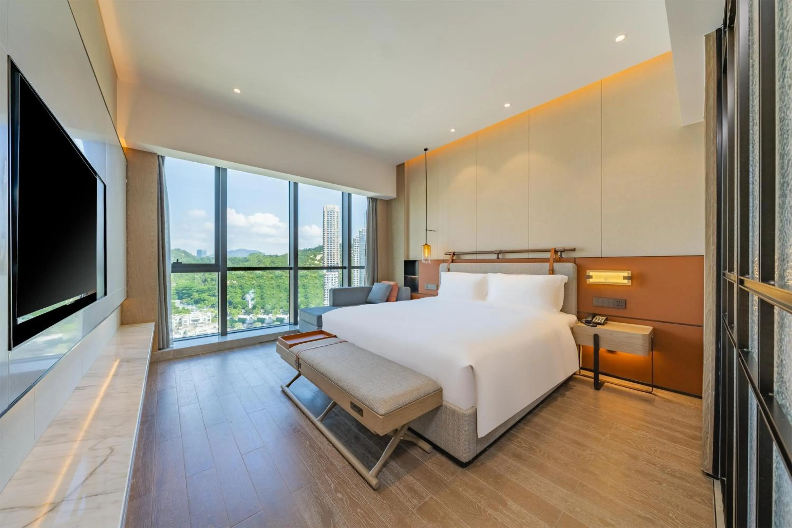 Photo of the whole room, Bed in Holiday Inn Zhuhai City Center by IHG