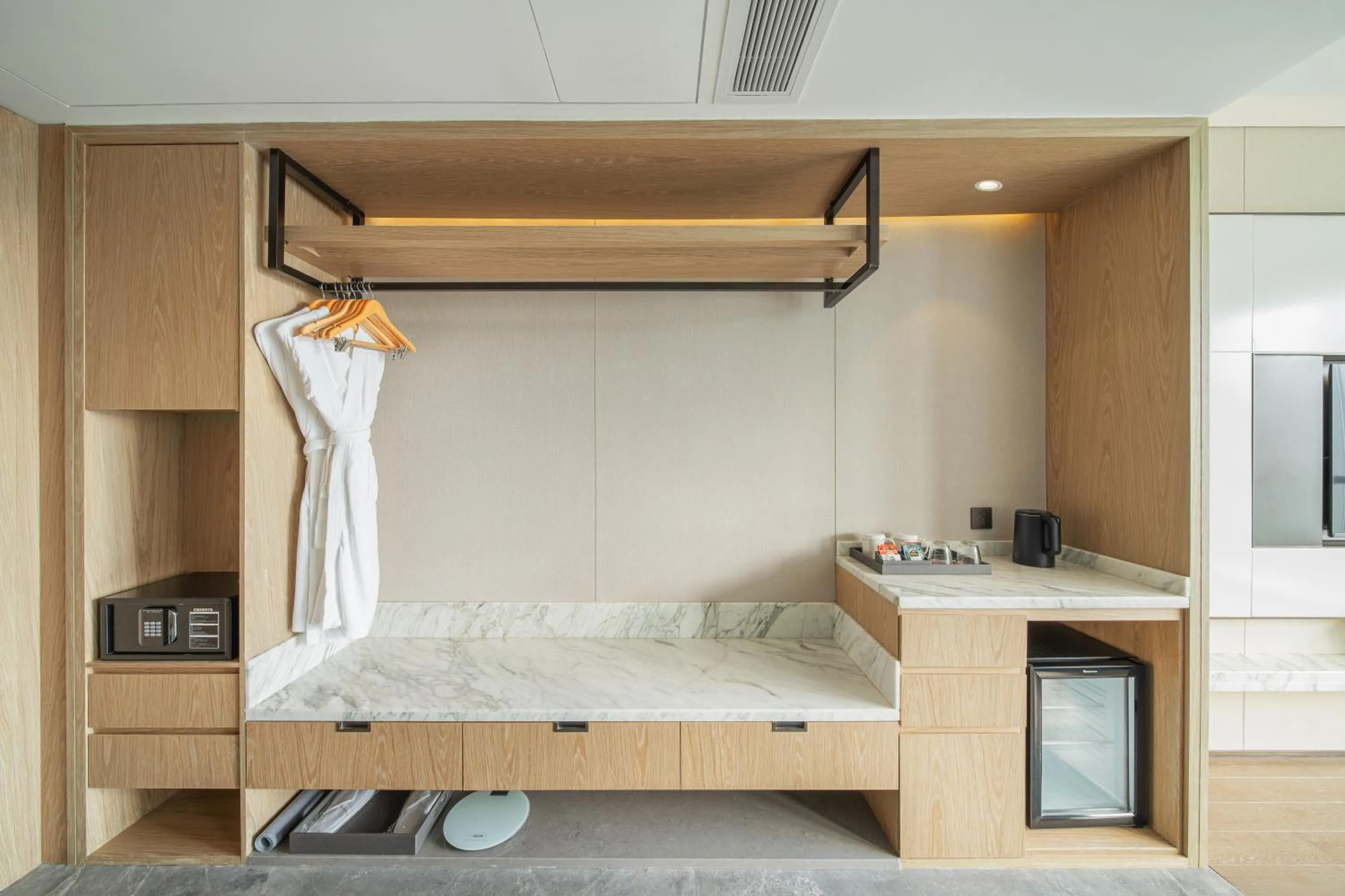 Photo of the whole room, Bed in Holiday Inn Zhuhai City Center by IHG