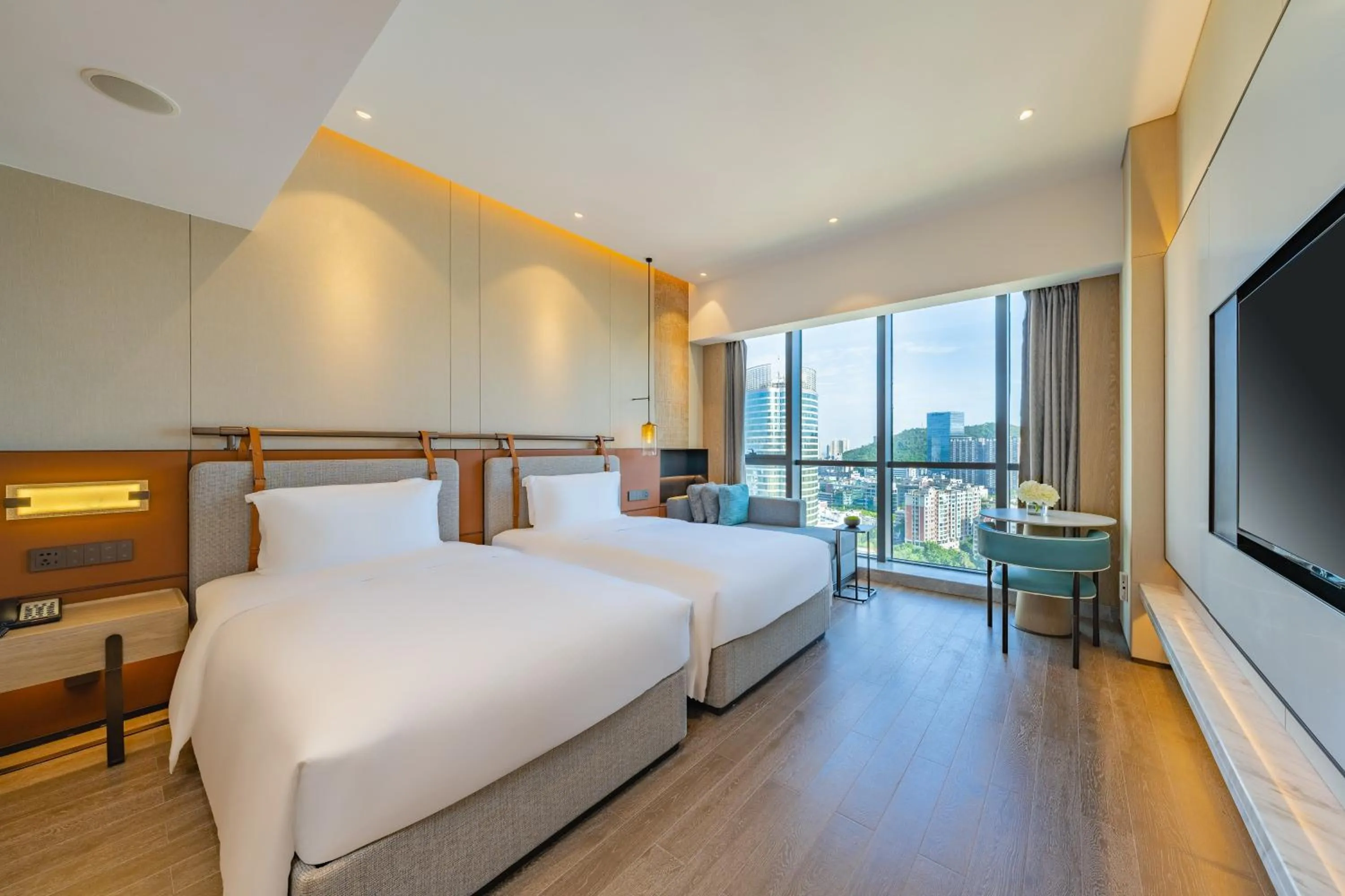 Photo of the whole room, Bed in Holiday Inn Zhuhai City Center by IHG