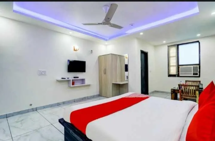 Bedroom, Bed in Hotel O Seventy stay in