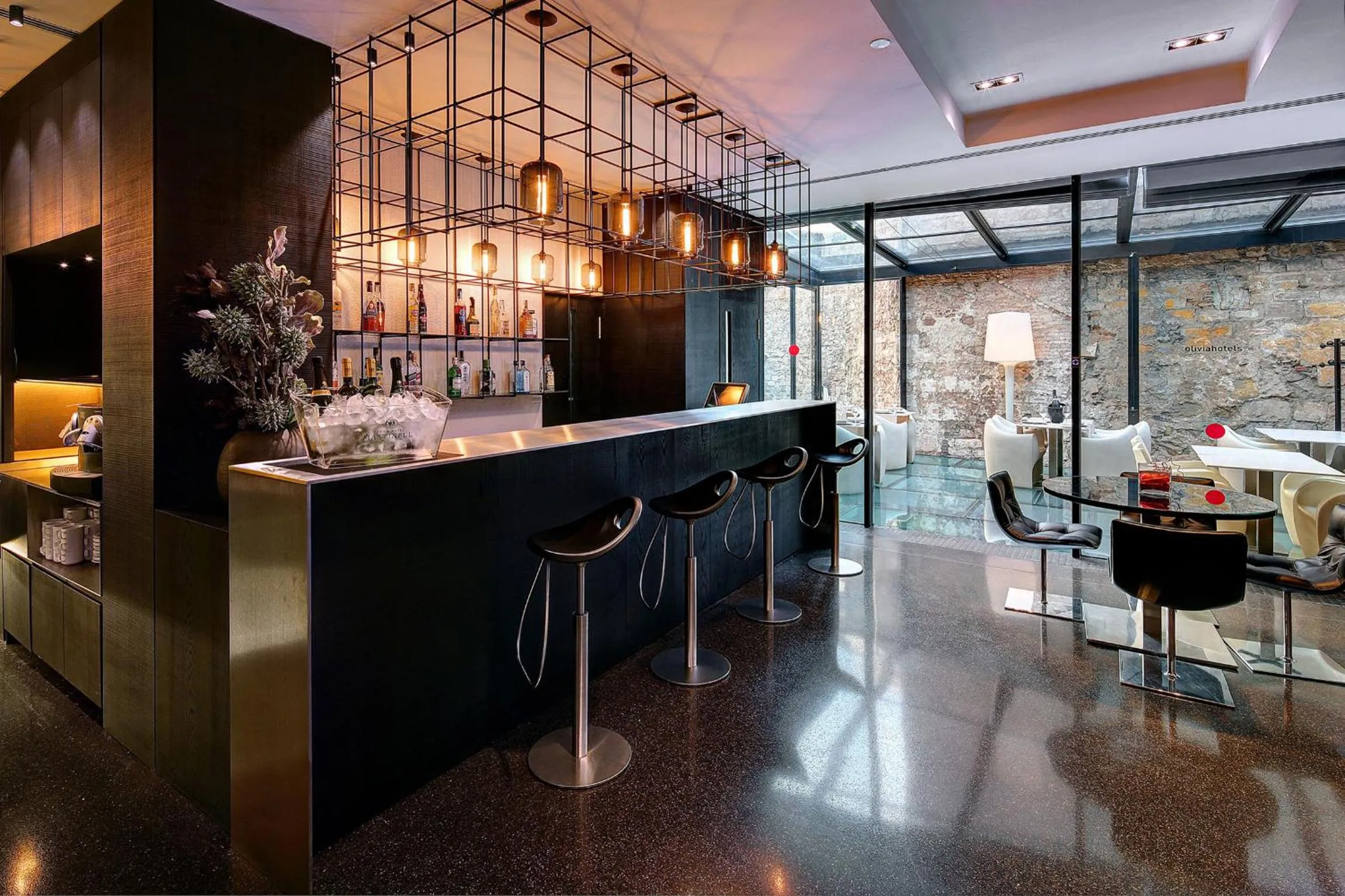 Restaurant/places to eat in Olivia Plaza Hotel