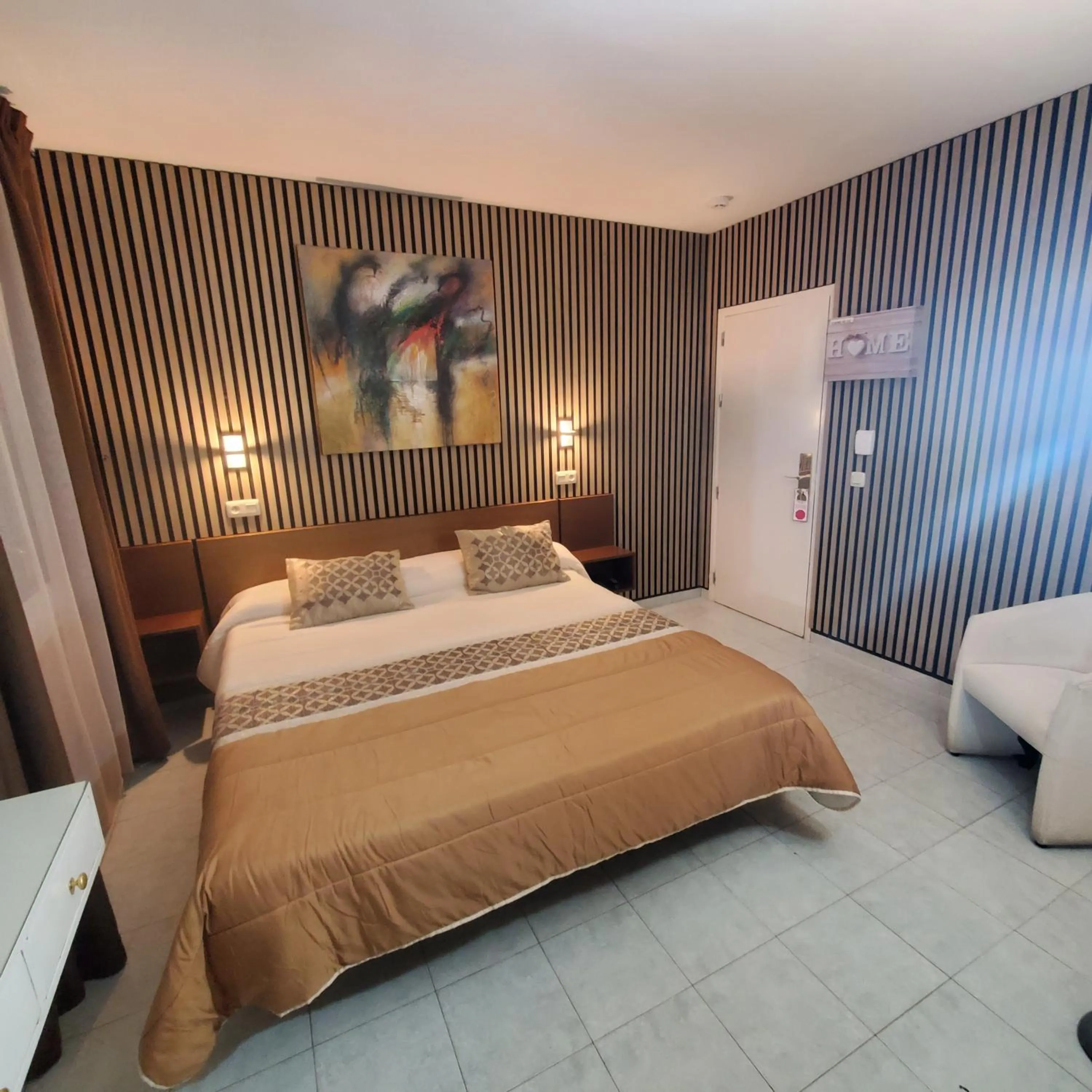 Photo of the whole room, Bed in Ampuria Inn