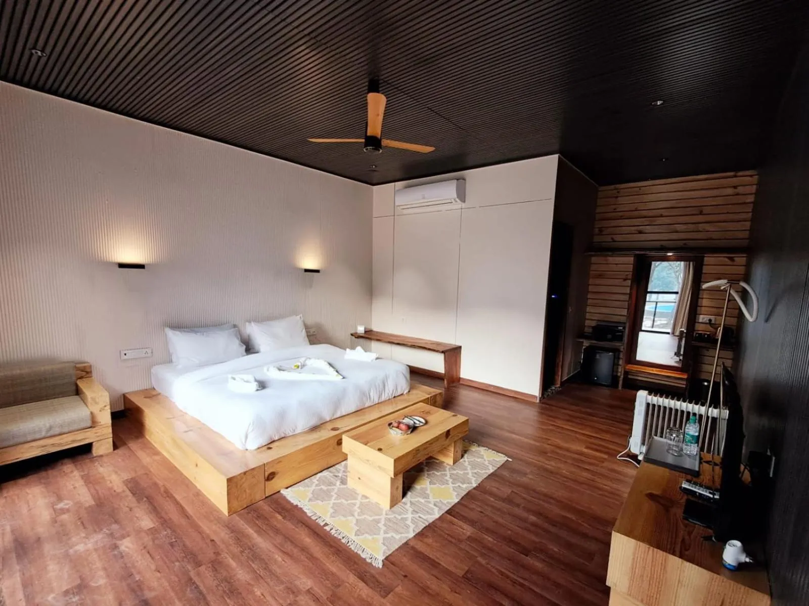 Bed in WelcomHeritage Tarangi Ramganga Resort