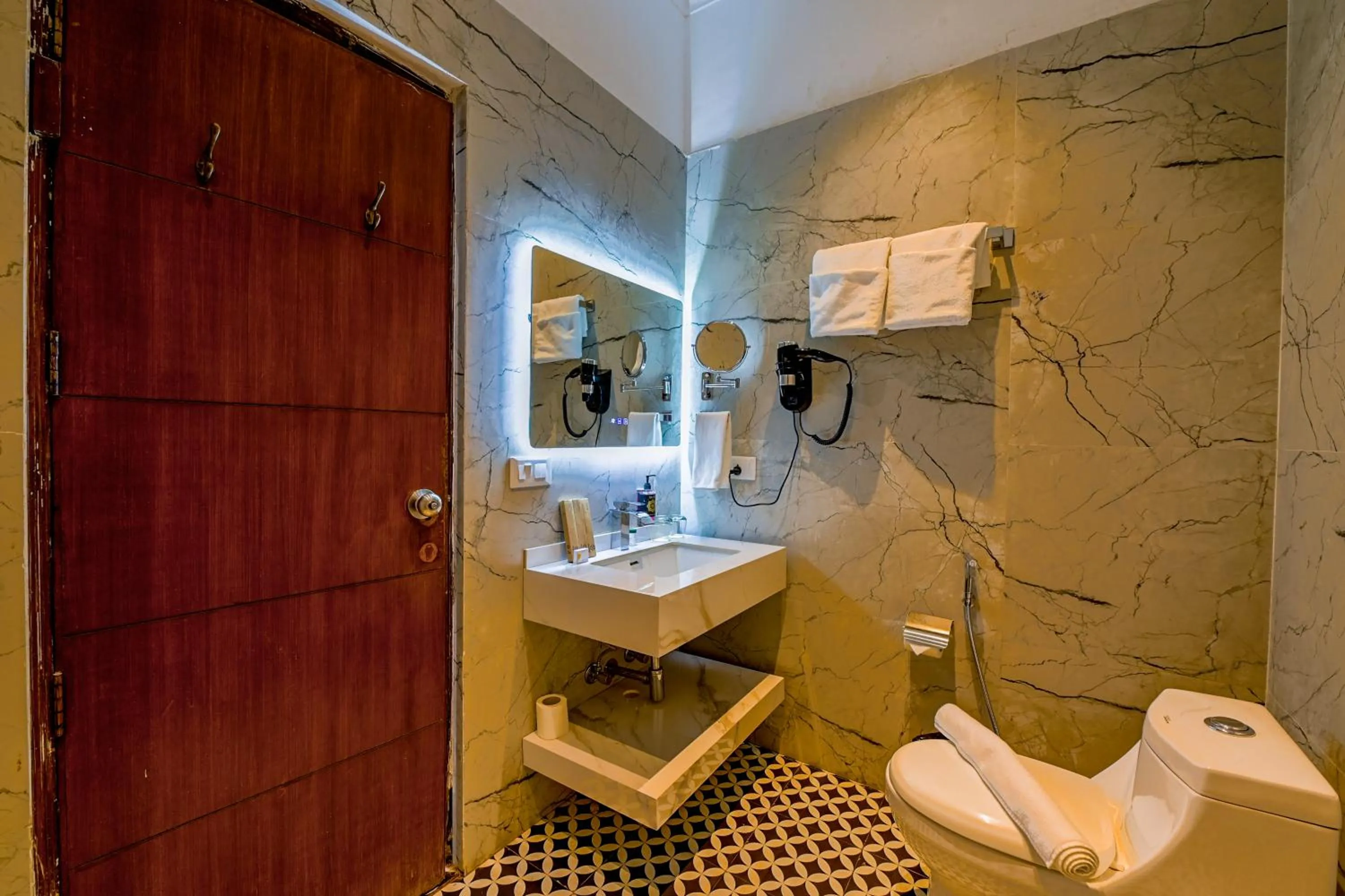 Shower in WelcomHeritage Tarangi Ramganga Resort