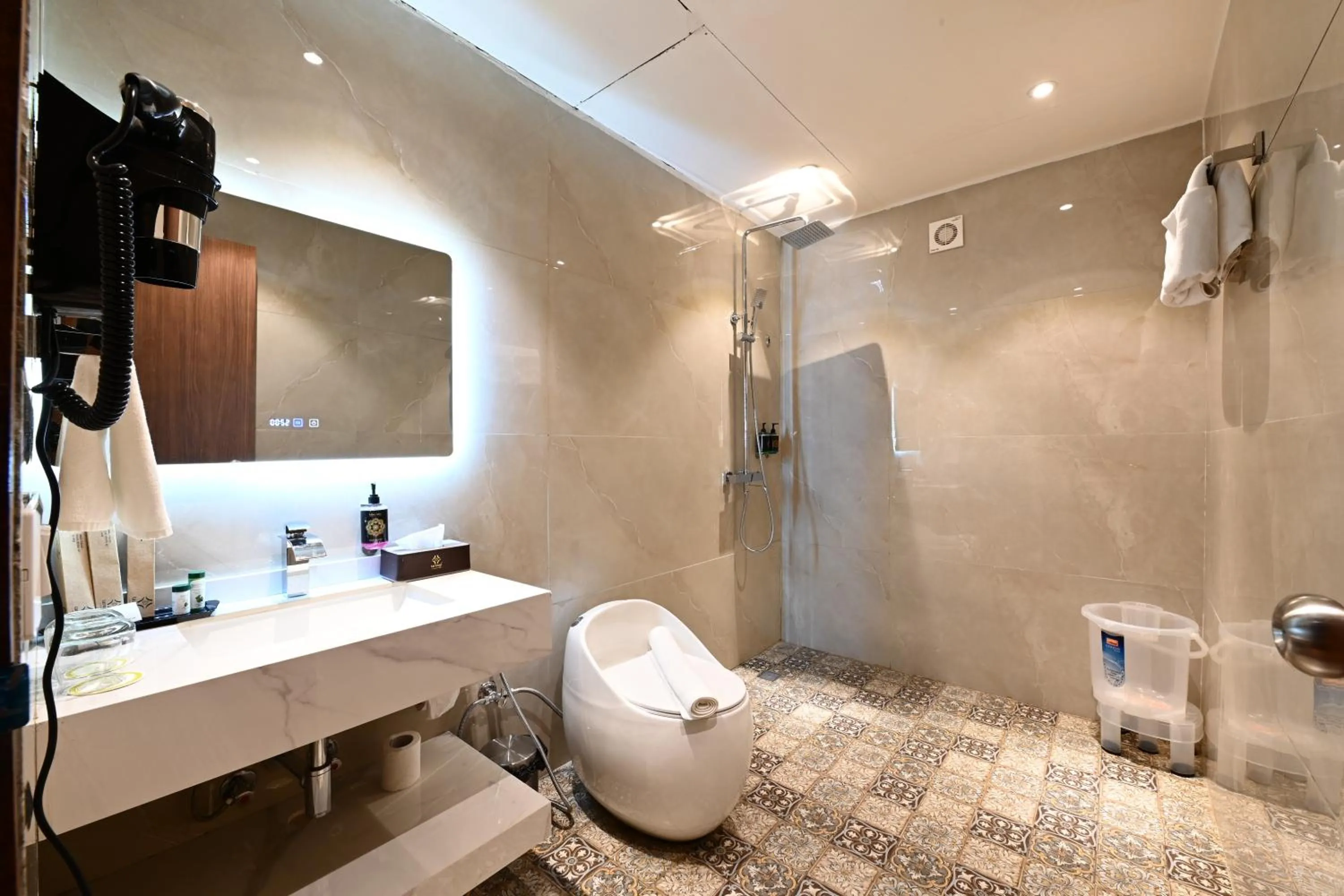 Shower in WelcomHeritage Tarangi Ramganga Resort