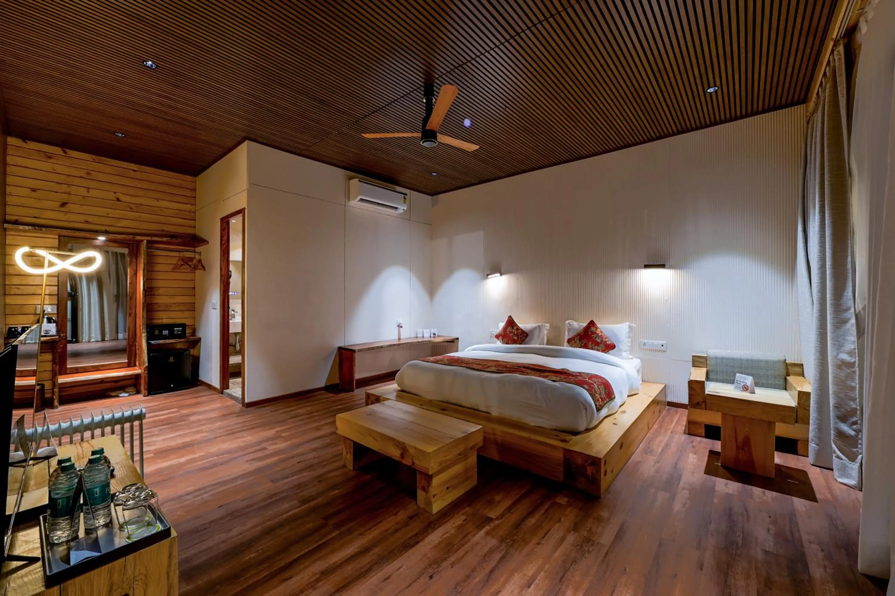 Bed in WelcomHeritage Tarangi Ramganga Resort