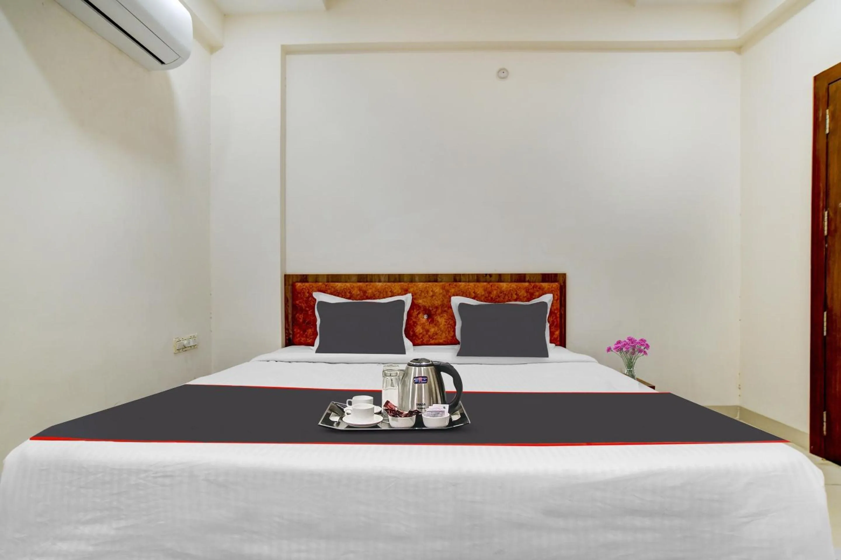 Bedroom in Collection O Task