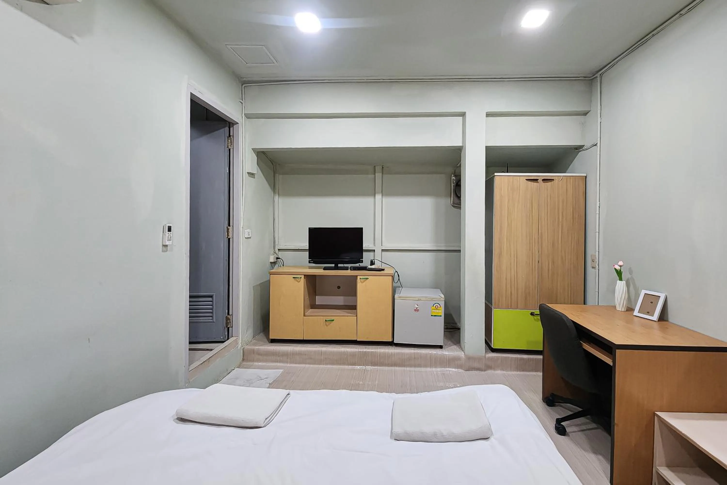 Photo of the whole room, Bed in Freesia Saladaeng Silom Apartments
