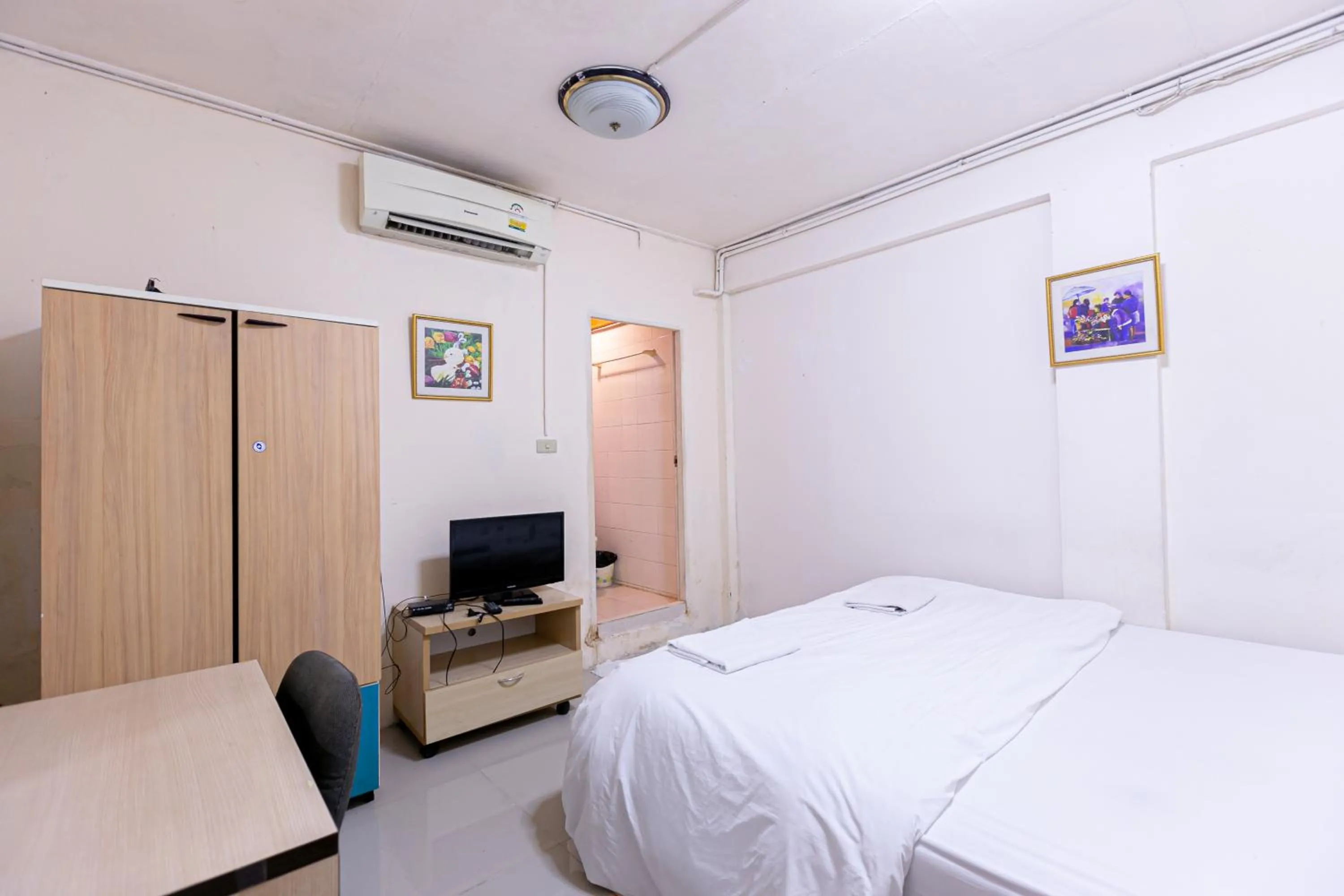Photo of the whole room, Bed in Freesia Saladaeng Silom Apartments