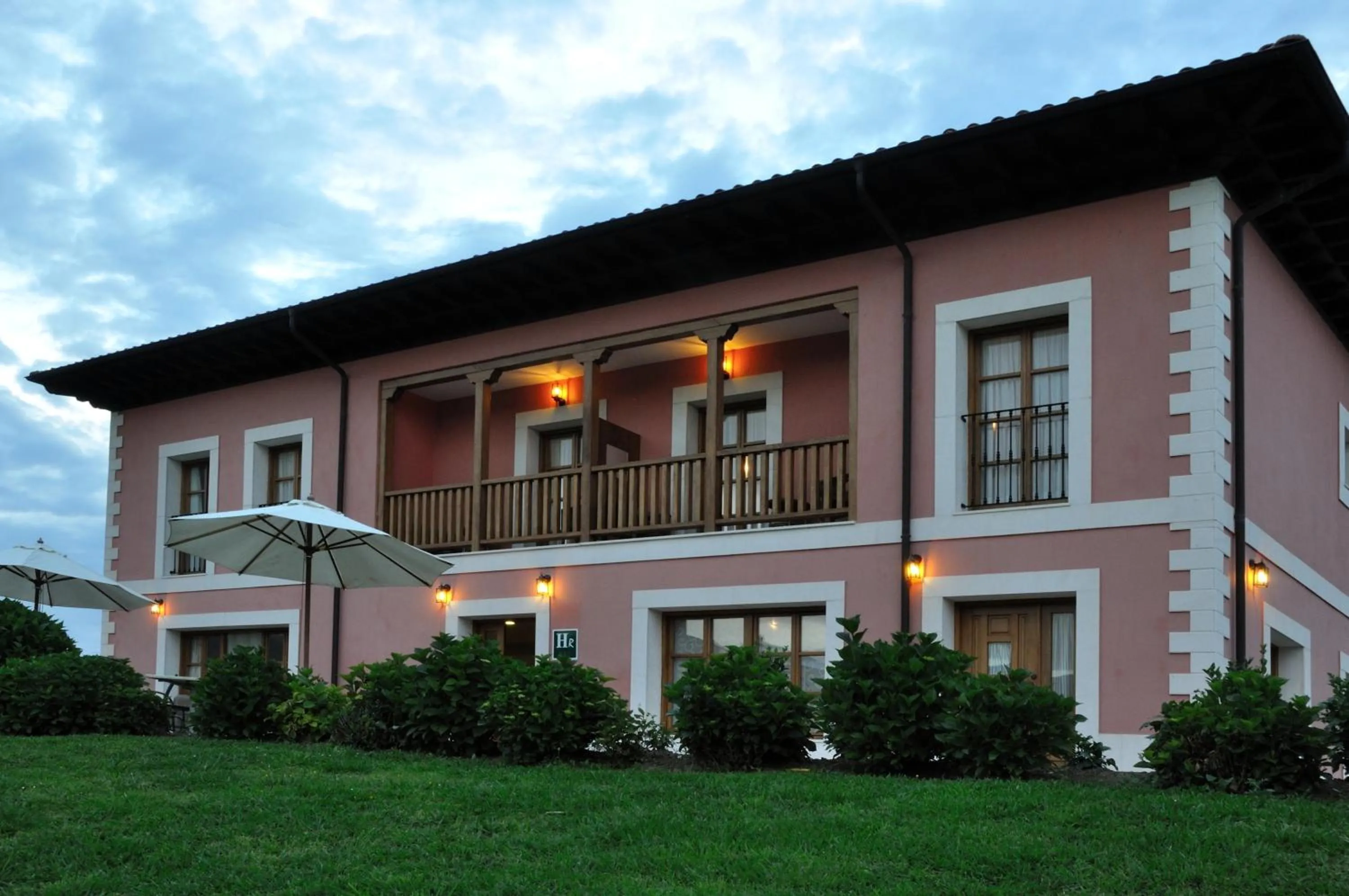 Facade/entrance in Hotel Puerta Del Oriente