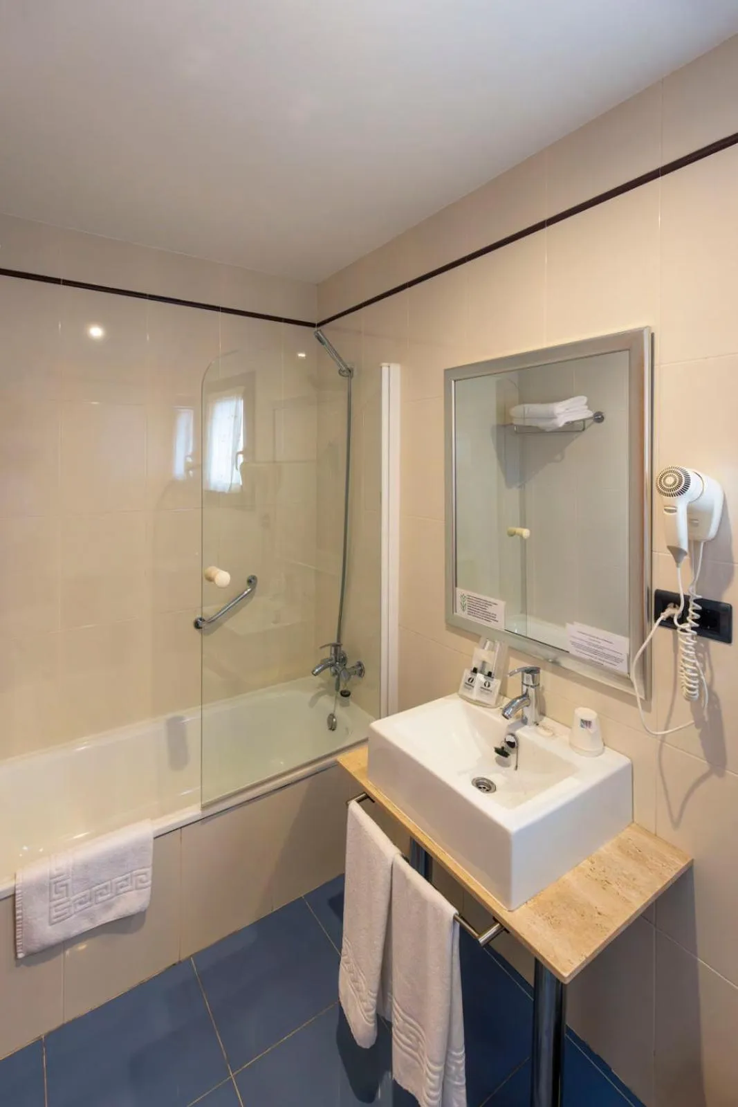 Bathroom in Hotel Puerta Del Oriente