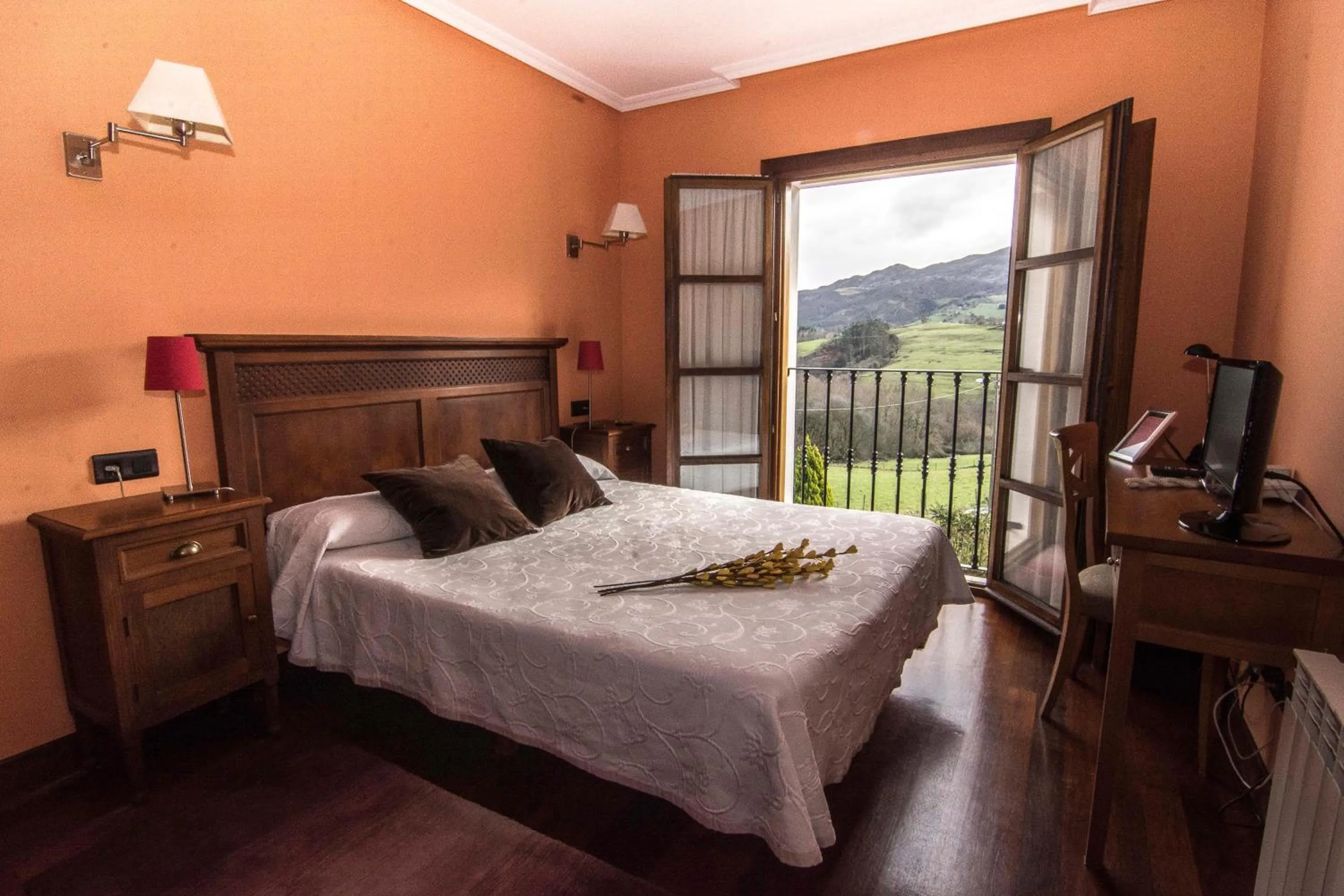 Mountain view, Bed in Hotel Puerta Del Oriente