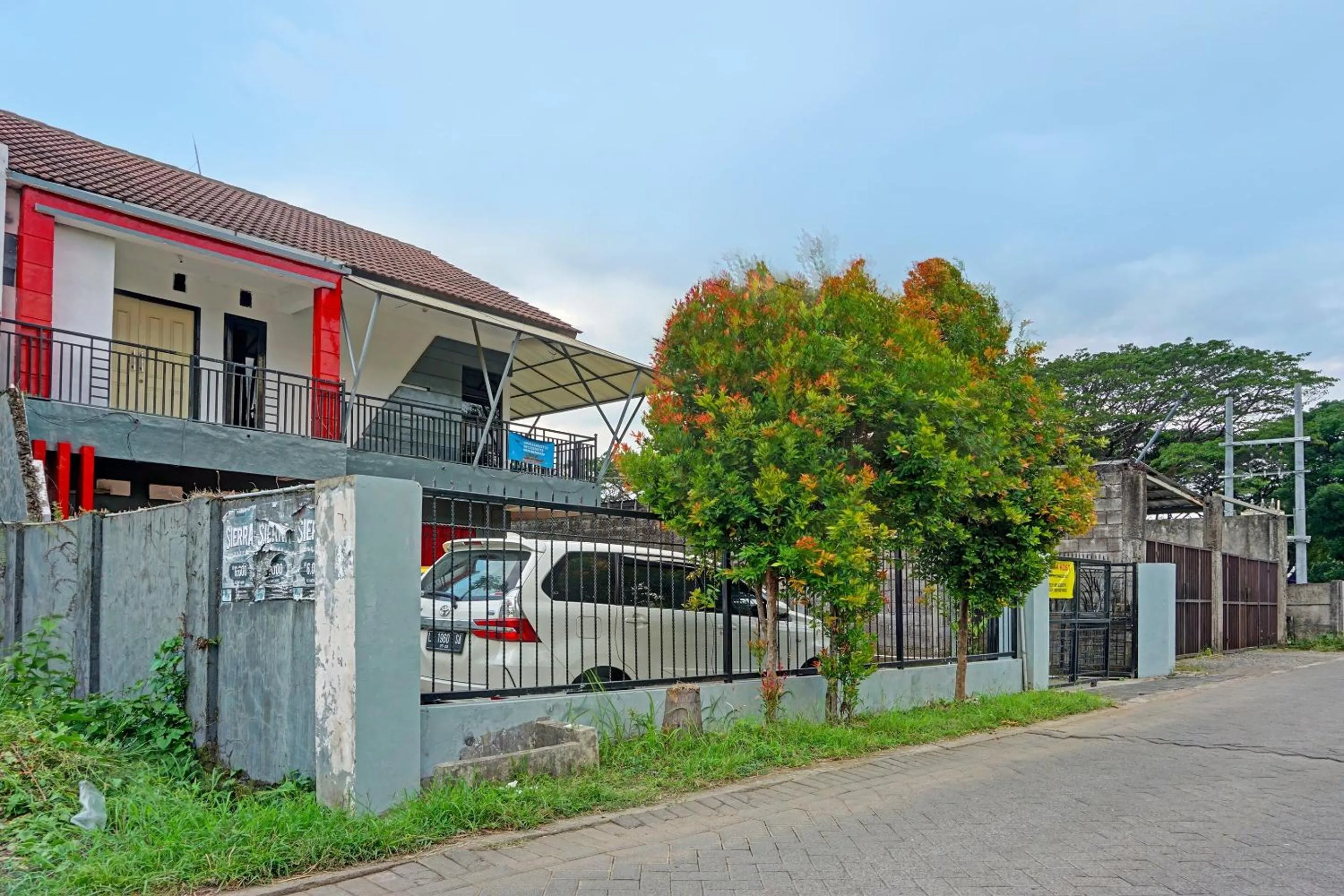 Facade/entrance in OYO Life 91896 Kost Bu Dewi Syariah