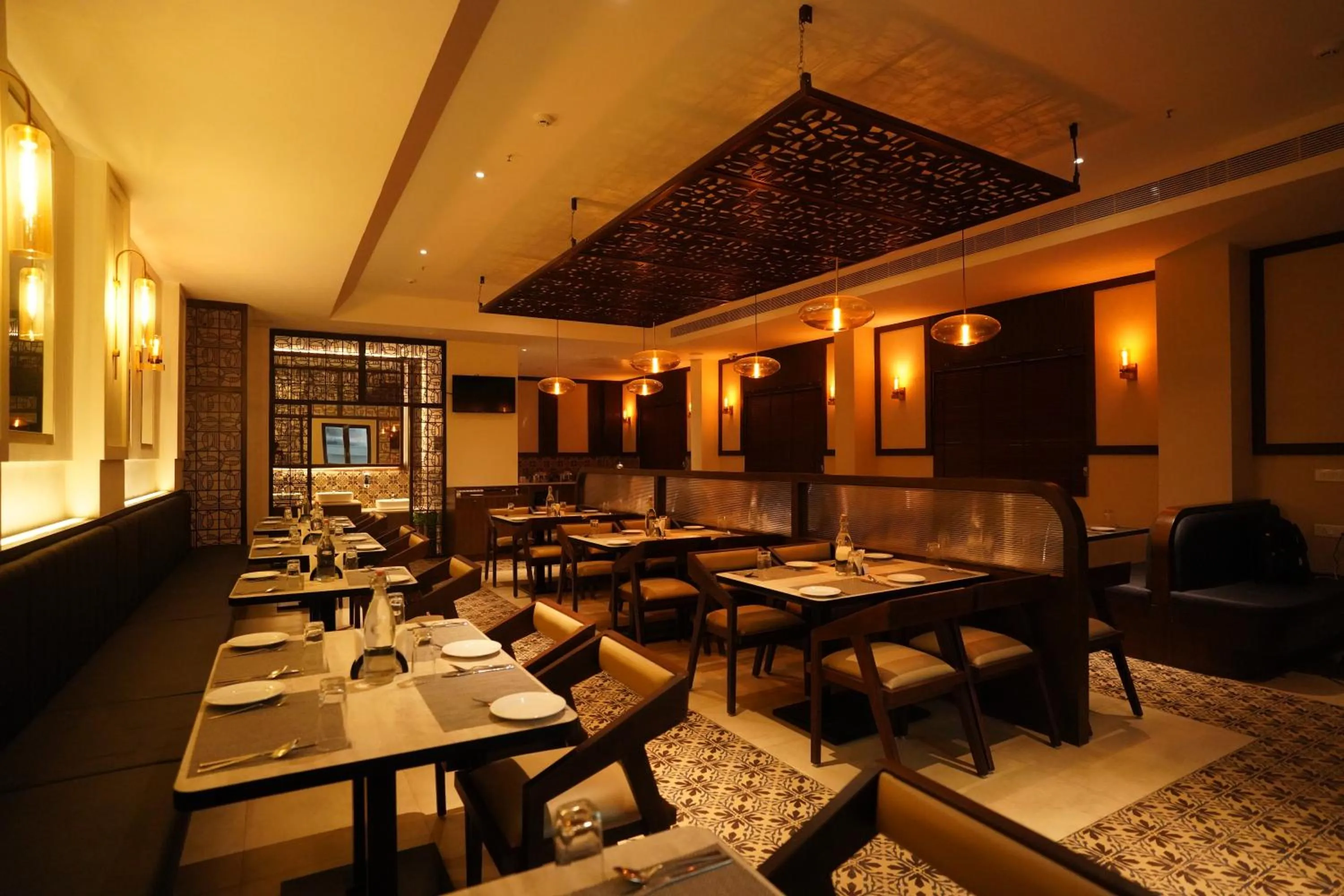 Restaurant/Places to Eat in V FIVE HOTEL