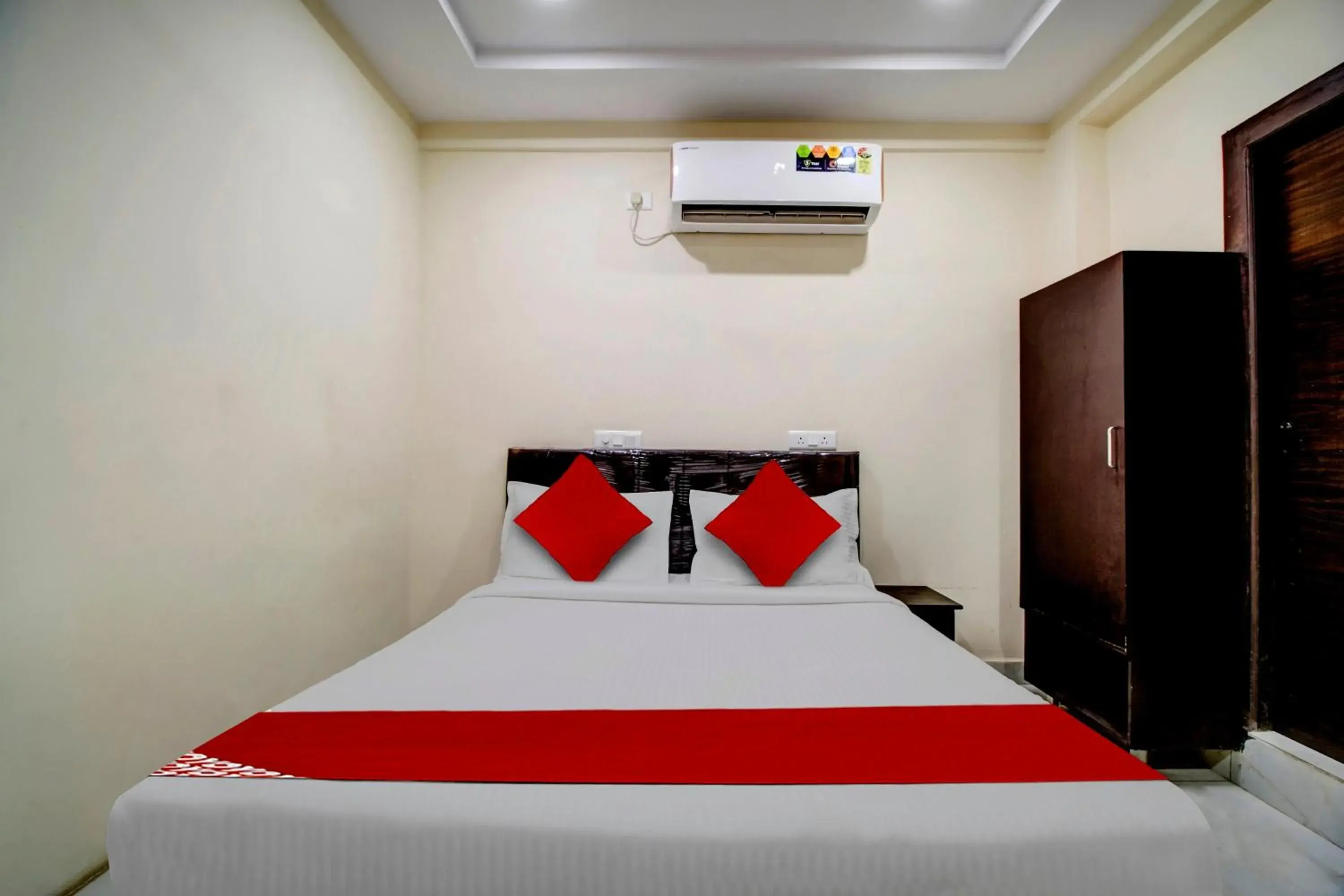 Deluxe Double Room - single occupancy in Super Hotel O CJ Pride Deluxe Double Room - single occupancy in Super Hotel O CJ Pride