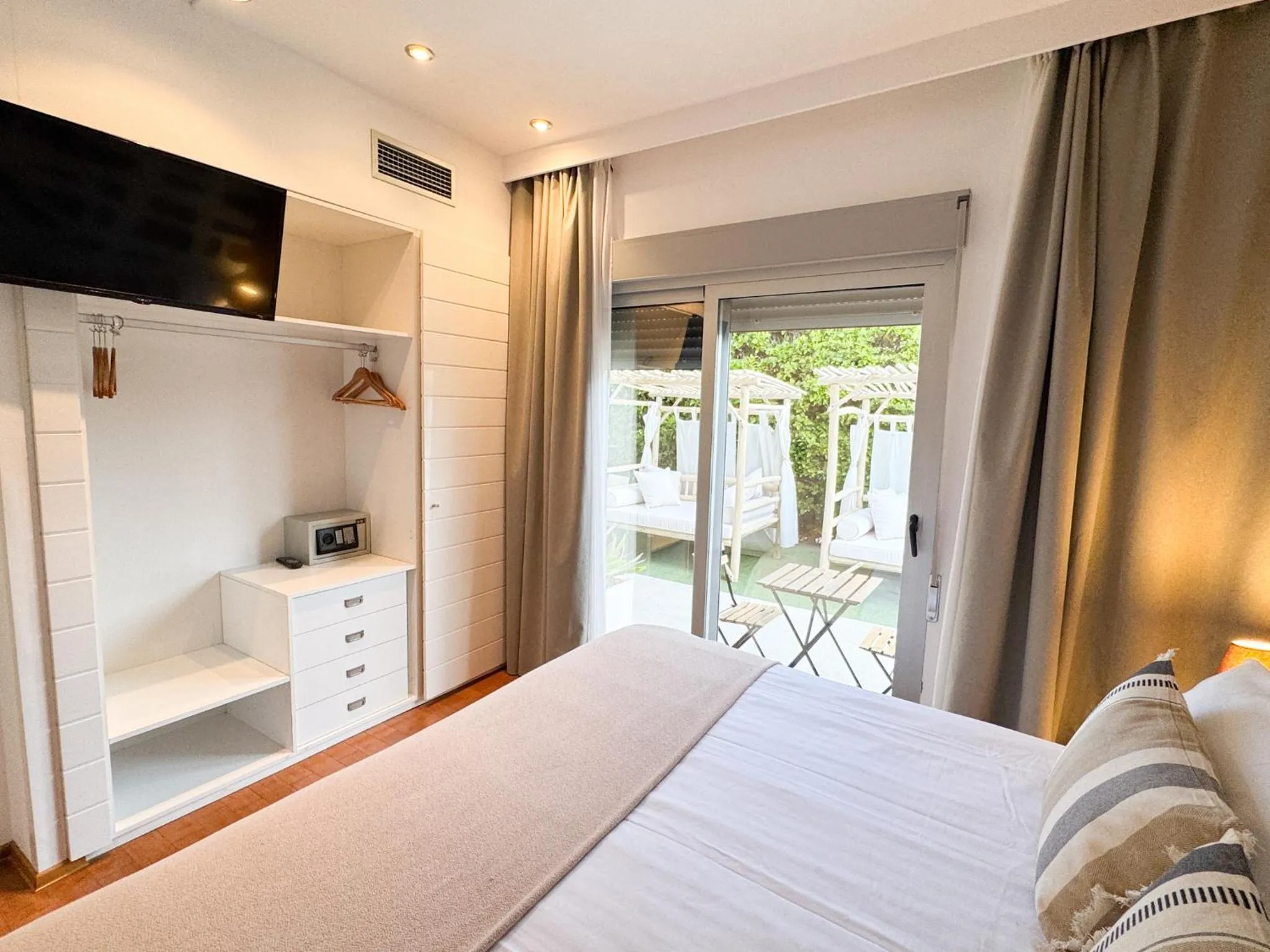 Garden view, Bed in Hotel Boutique Villamor - Only Adults