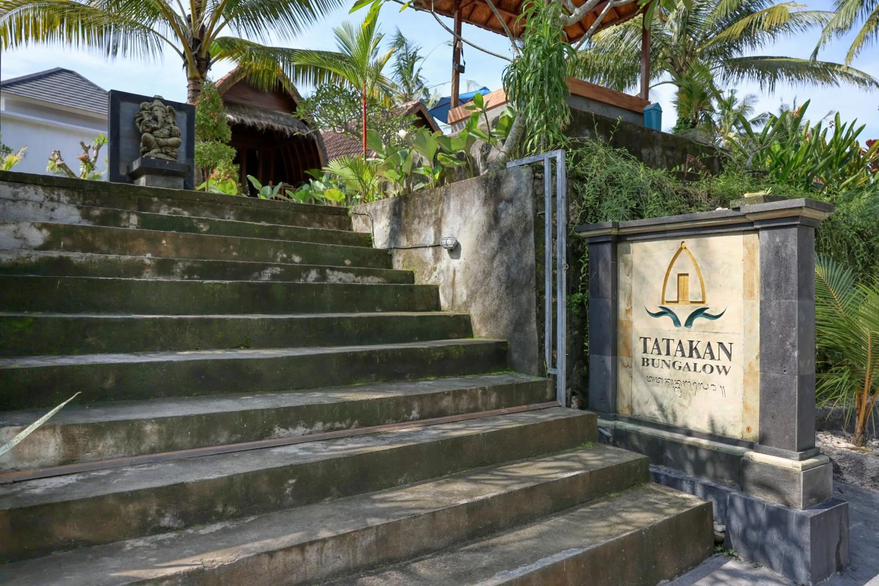 Facade/entrance in Kelingking Tatakan Villa