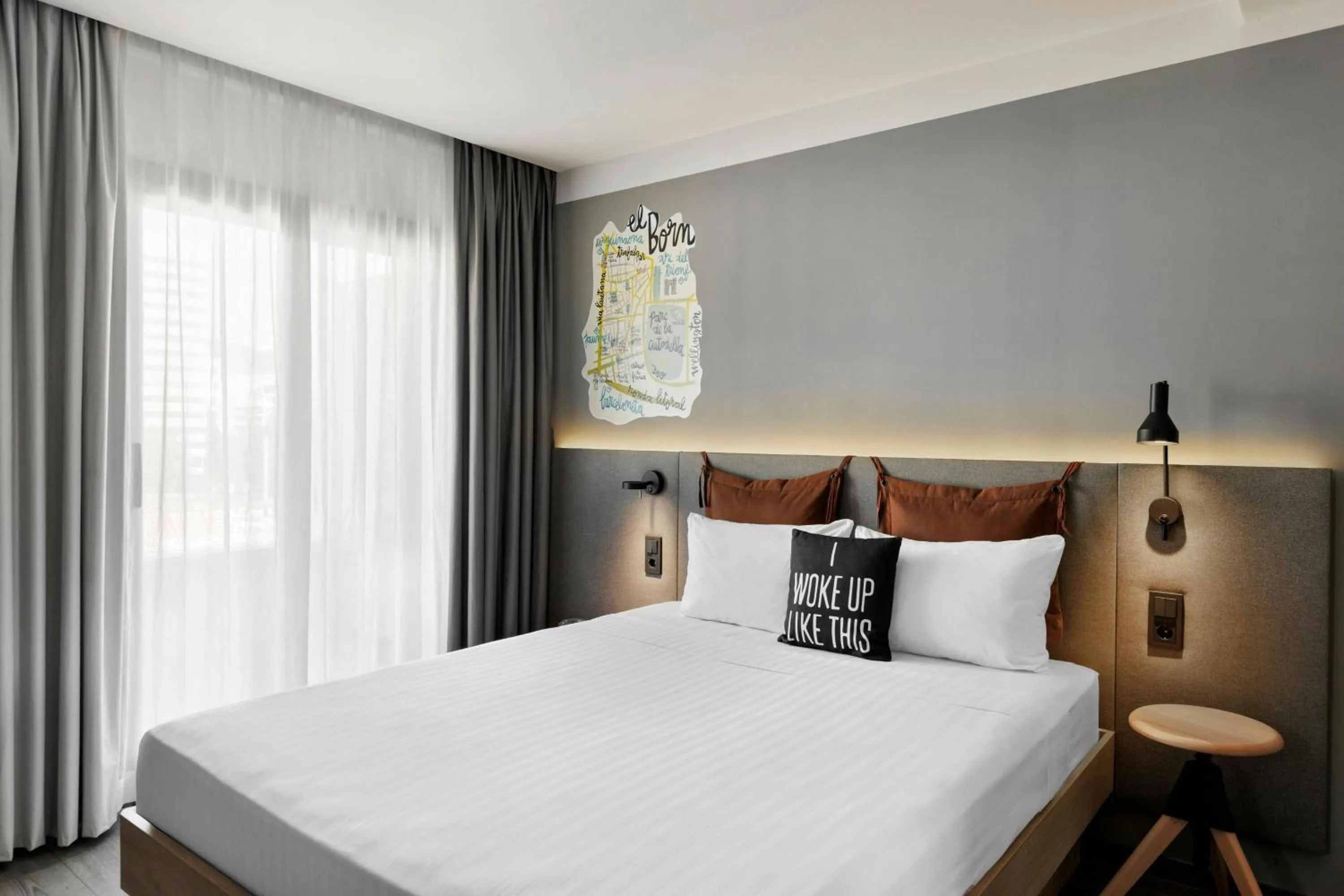 Photo of the whole room, Bed in Moxy Barcelona