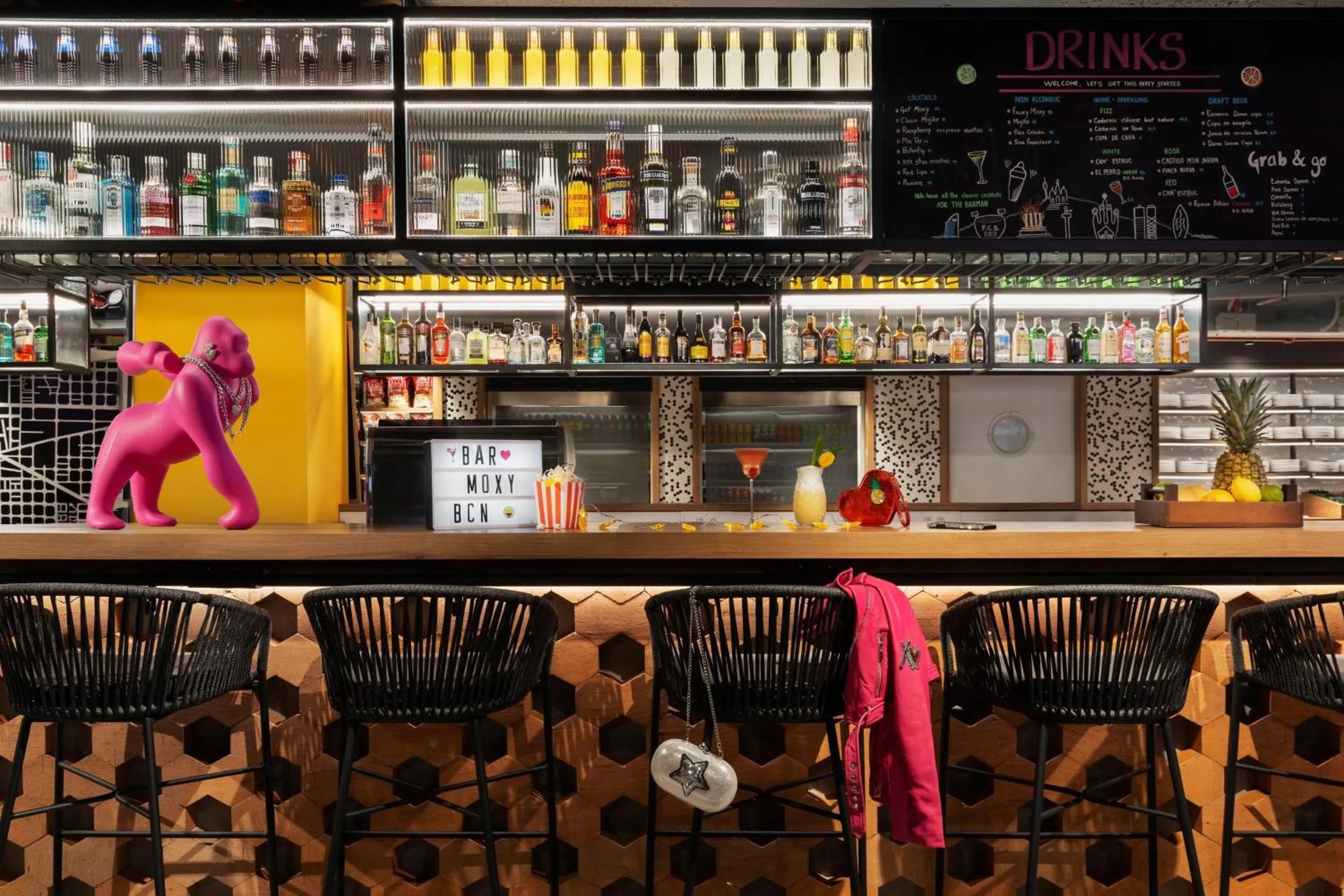Lounge or bar in Moxy Barcelona