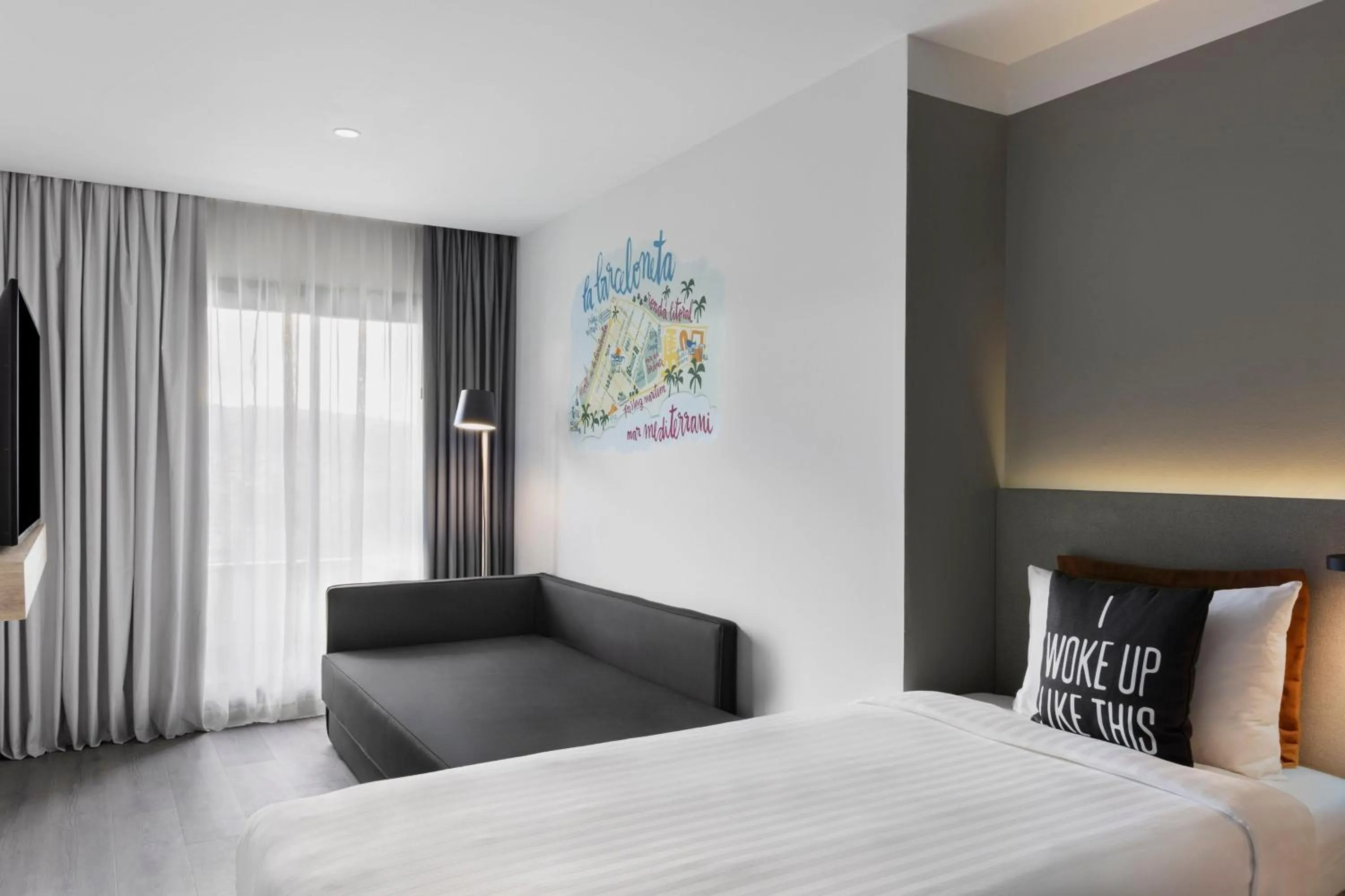 Photo of the whole room, Bed in Moxy Barcelona
