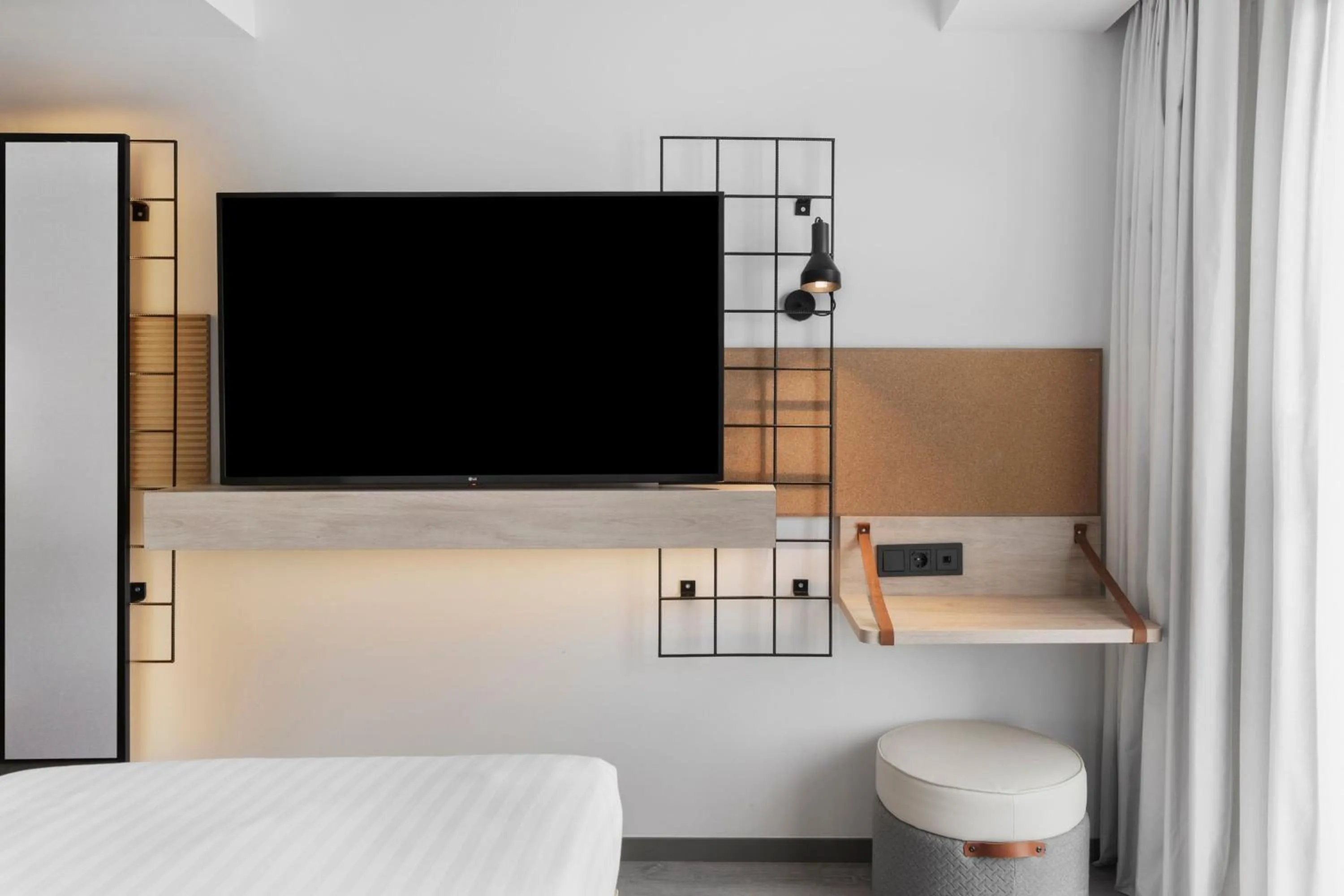 Photo of the whole room, Bed in Moxy Barcelona