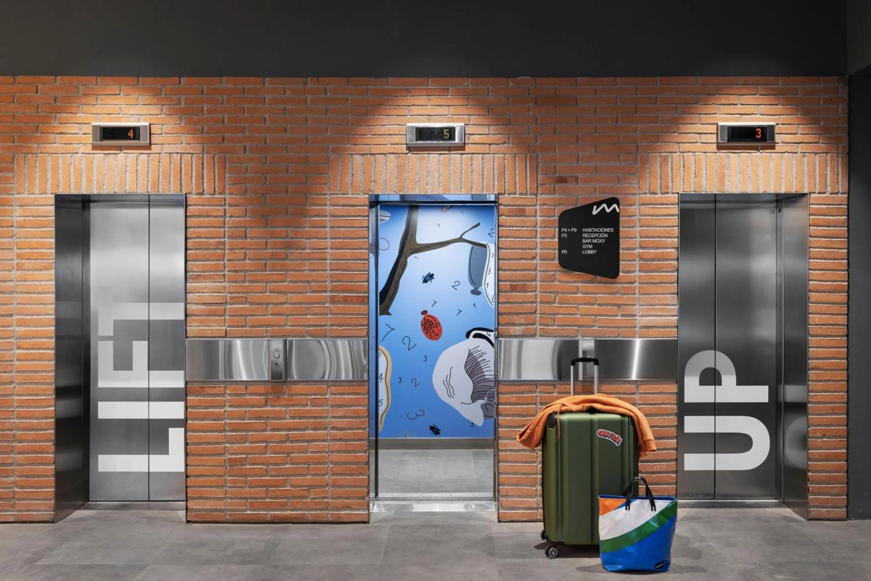 Lobby or reception in Moxy Barcelona