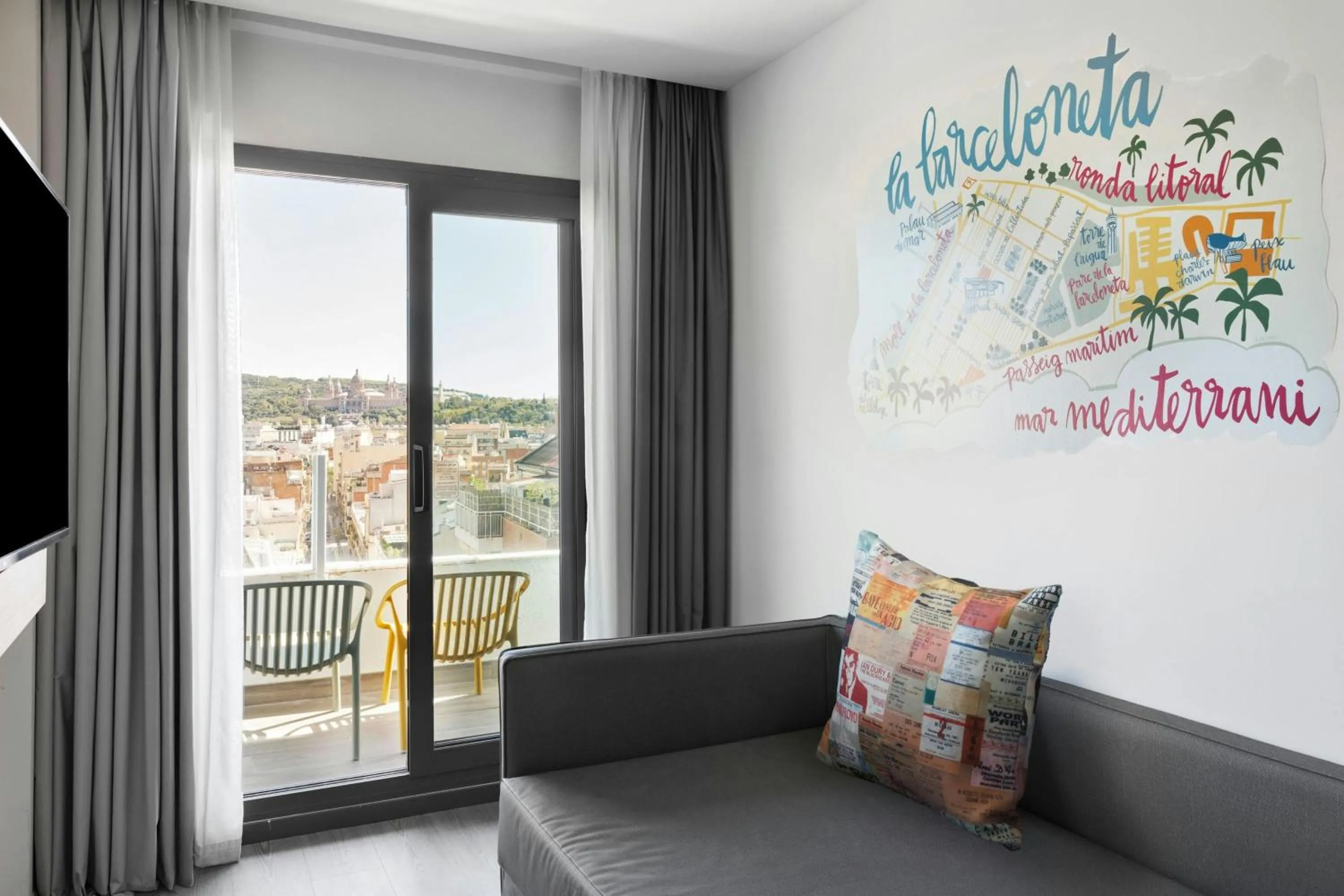 Photo of the whole room in Moxy Barcelona