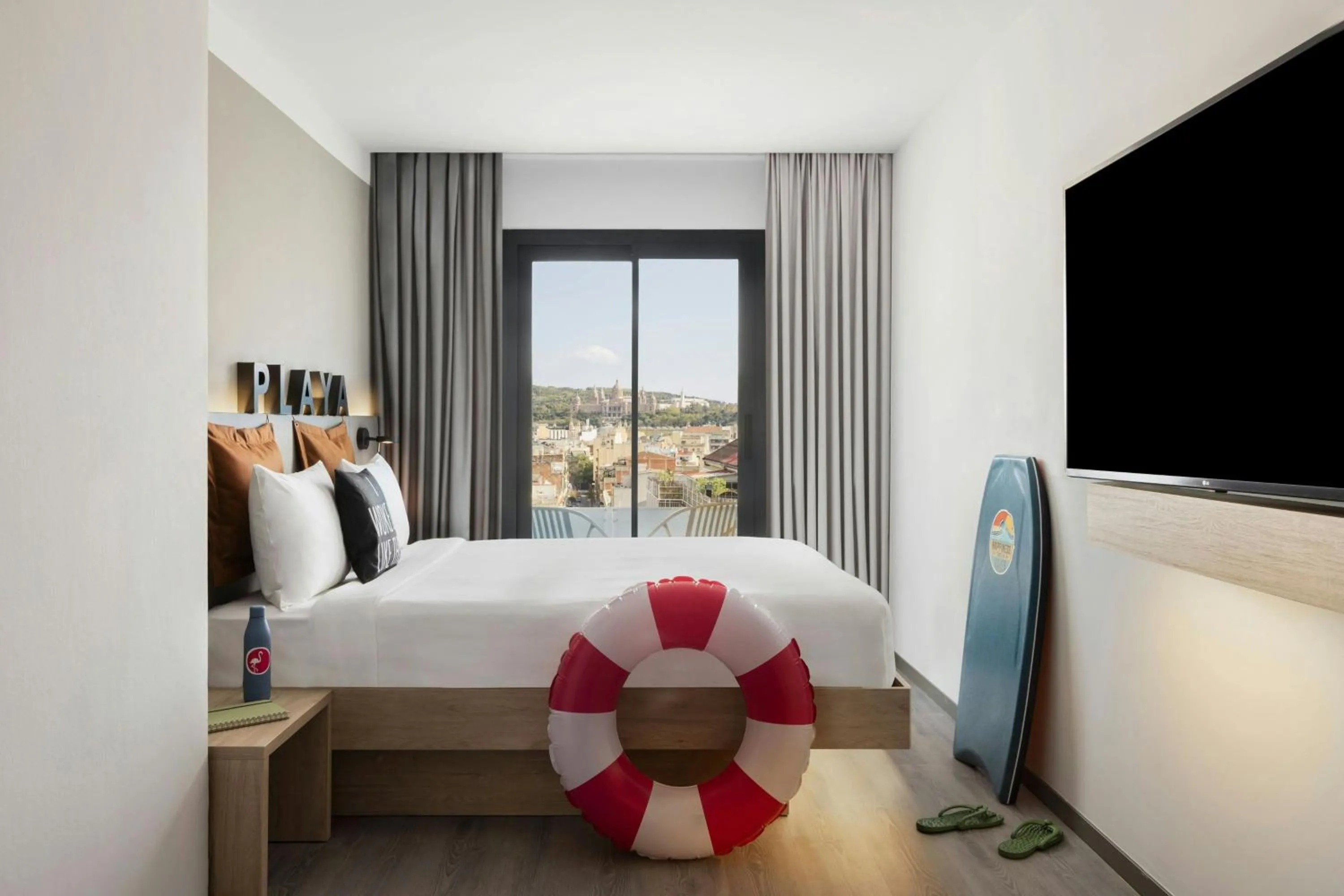 Photo of the whole room, Bed in Moxy Barcelona