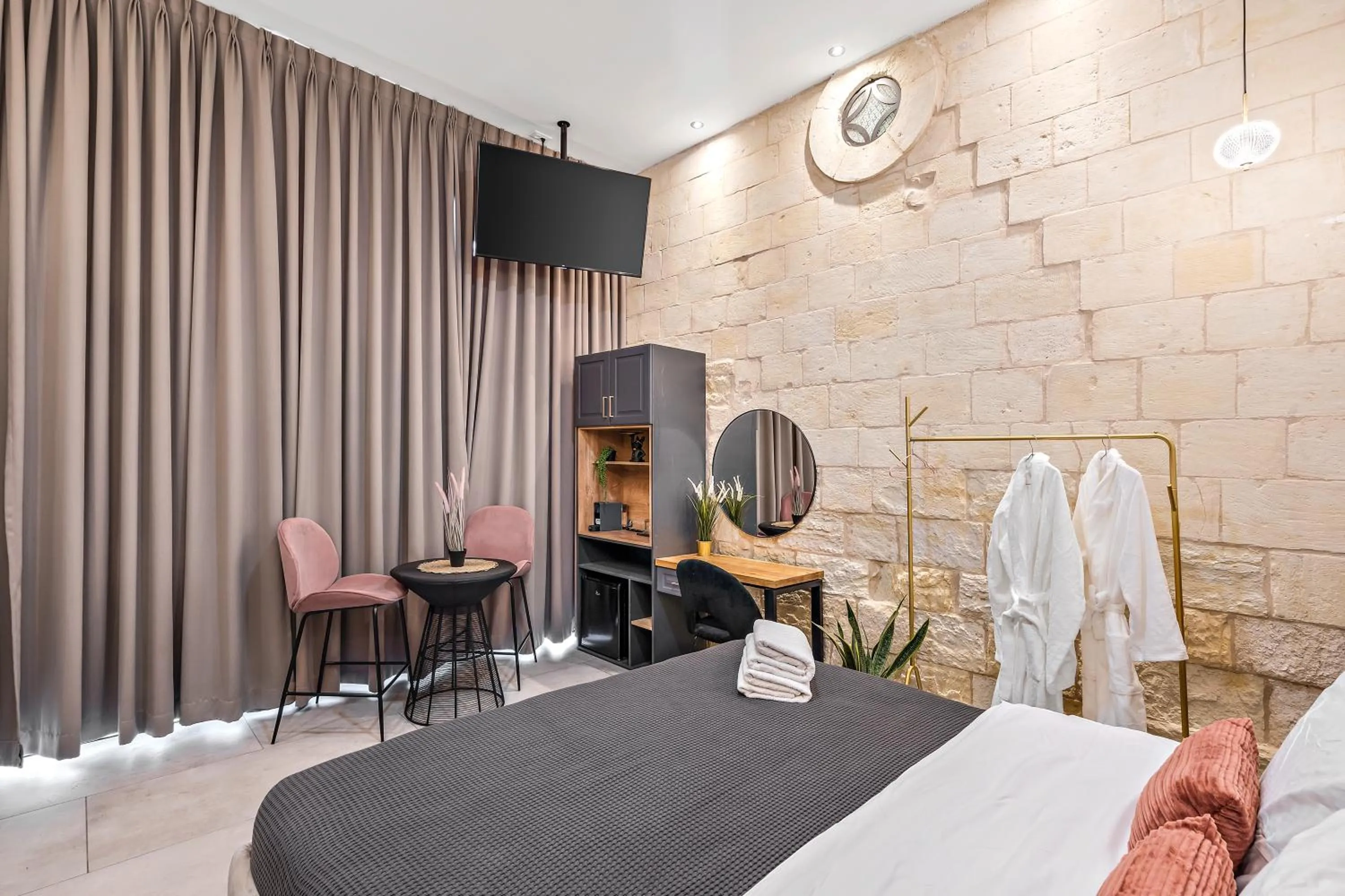 Photo of the whole room, Bed in Old City Boutique - By La Finca Hotels