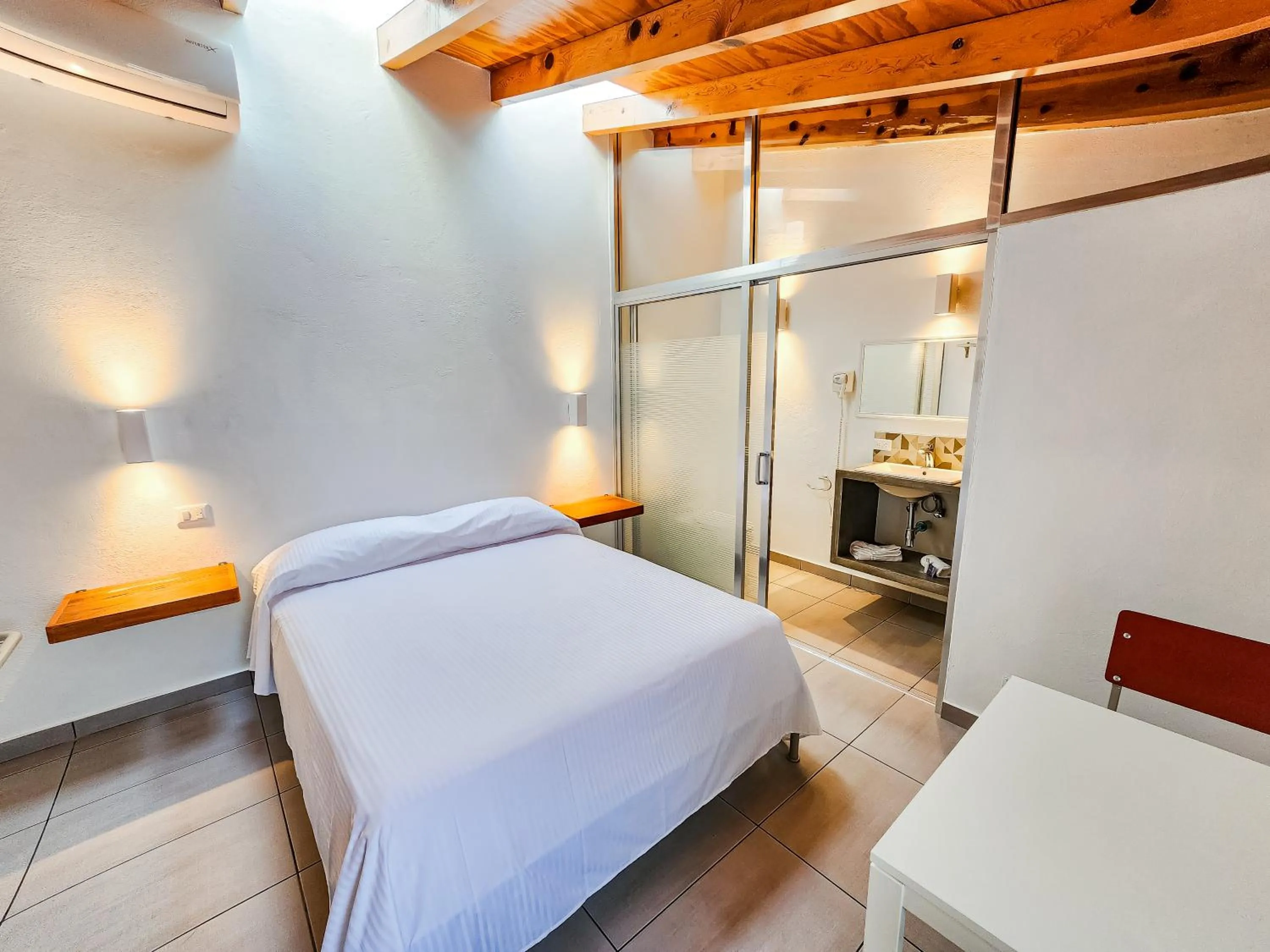 Photo of the whole room, Bed in Niebla Suites