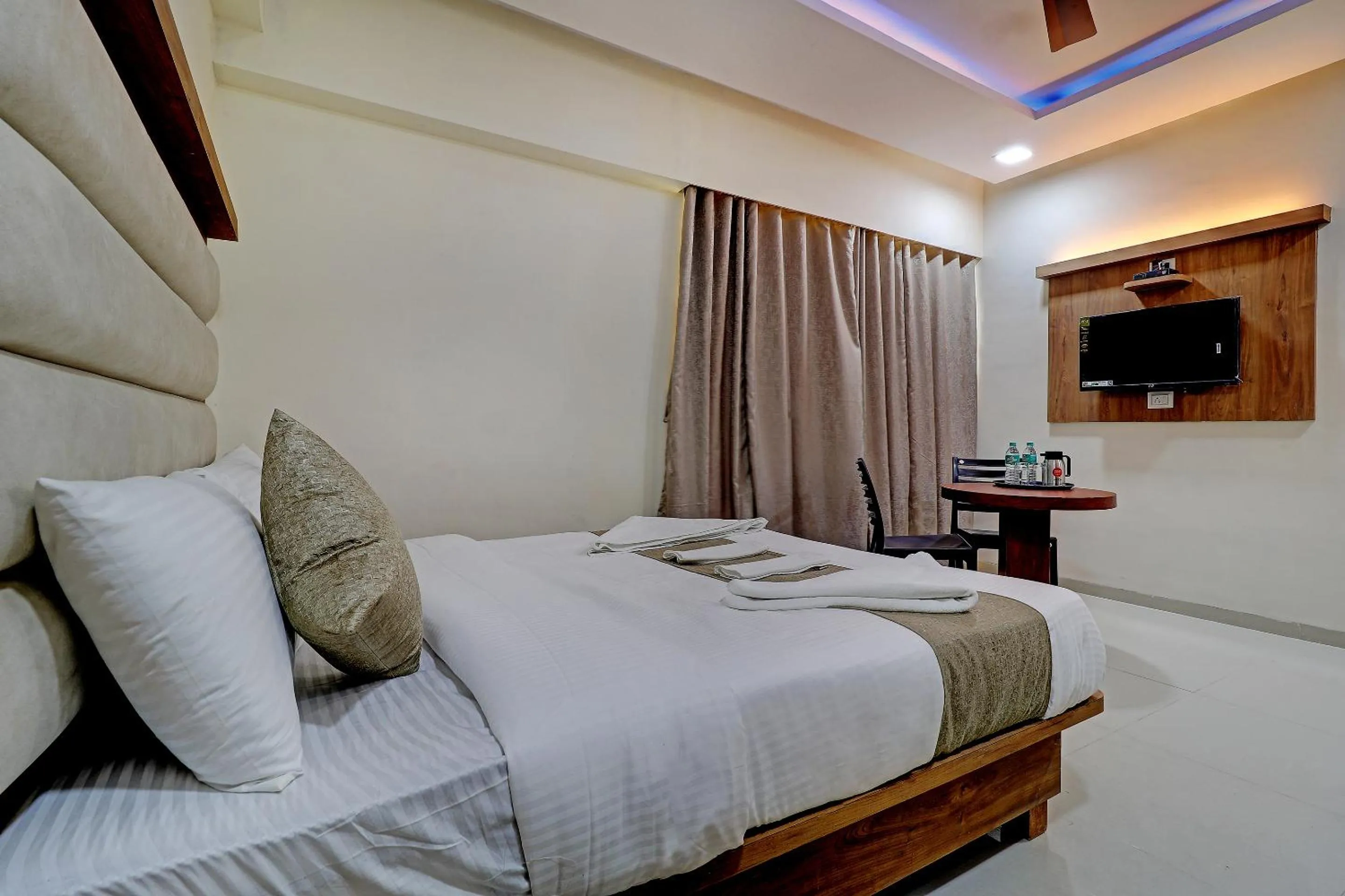 Bed in Sun Inn Residency Rabale