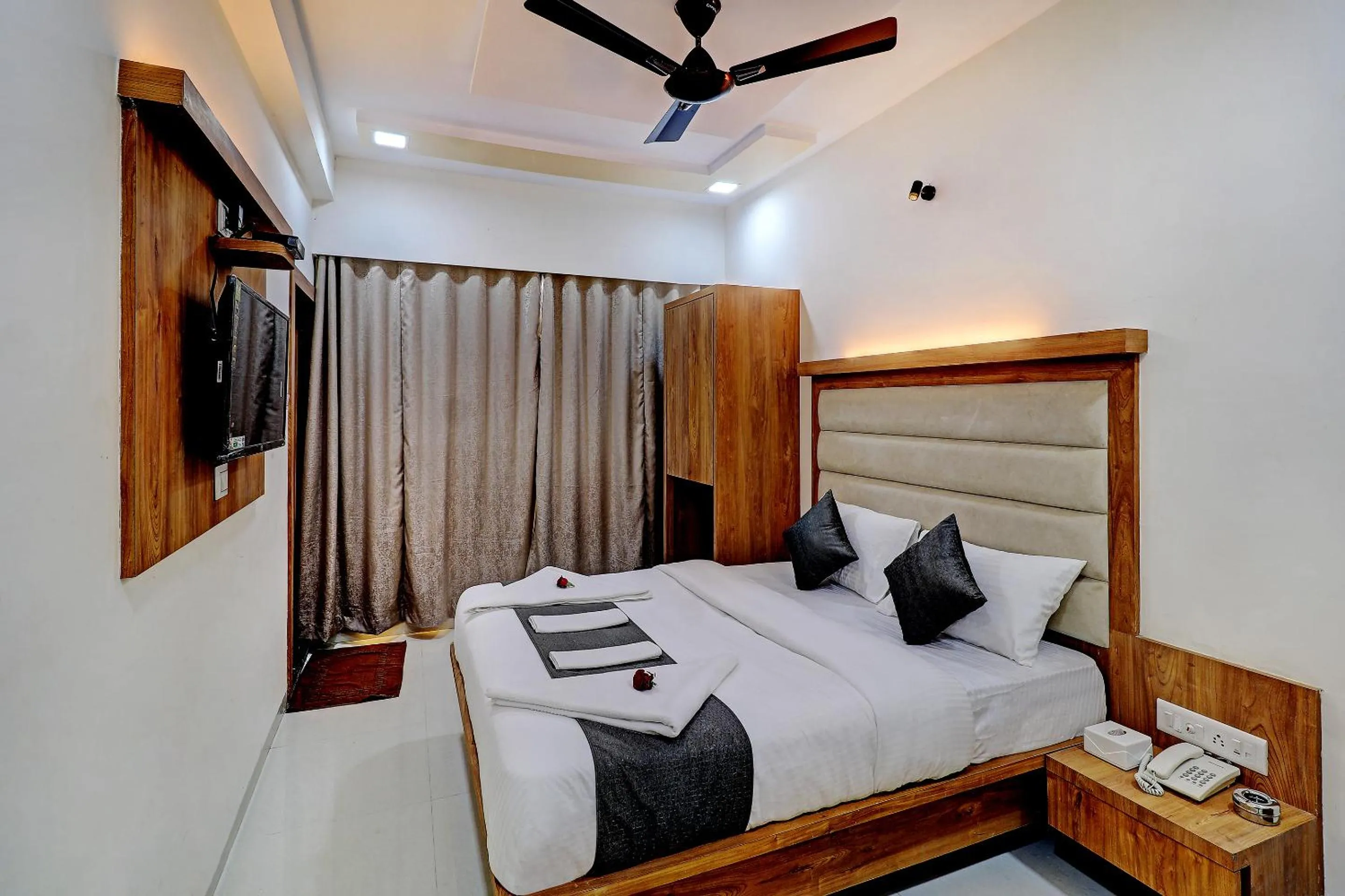 Communal lounge/ TV room, Bed in Sun Inn Residency Rabale
