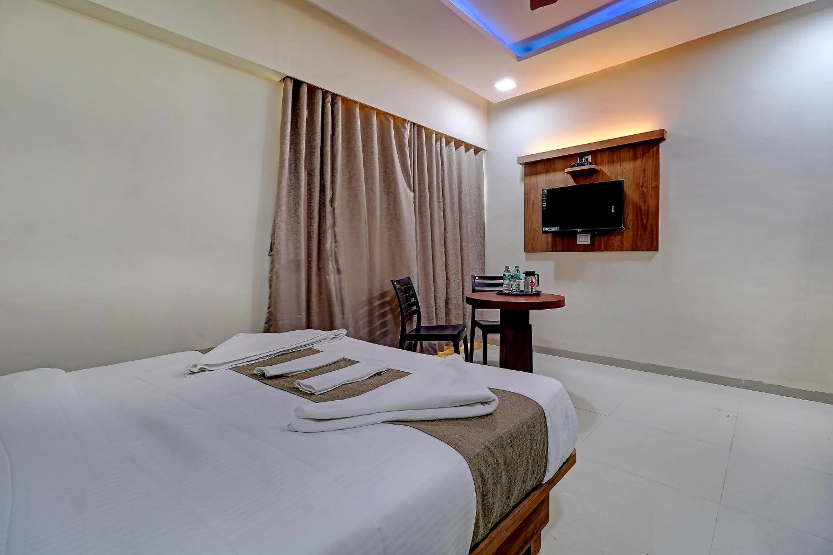 Bed in Sun Inn Residency Rabale