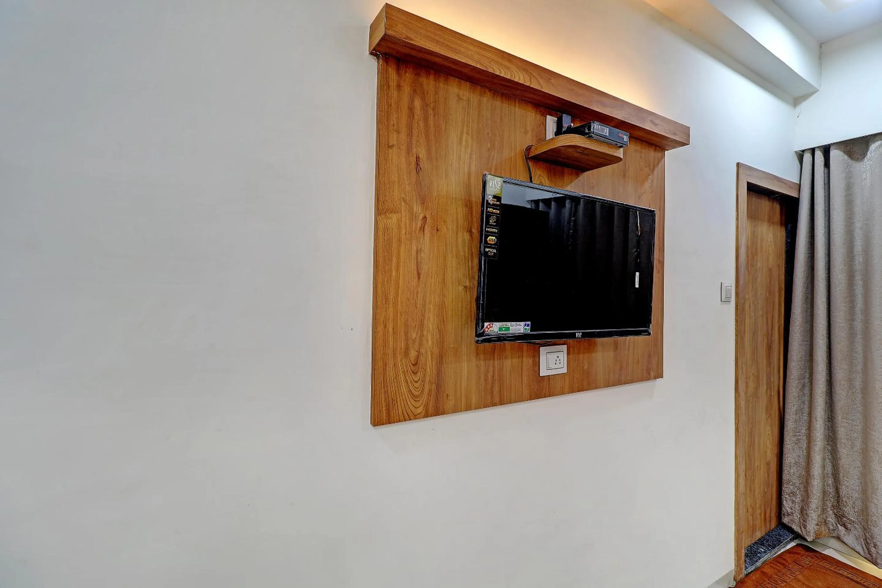 Communal lounge/ TV room in Sun Inn Residency Rabale