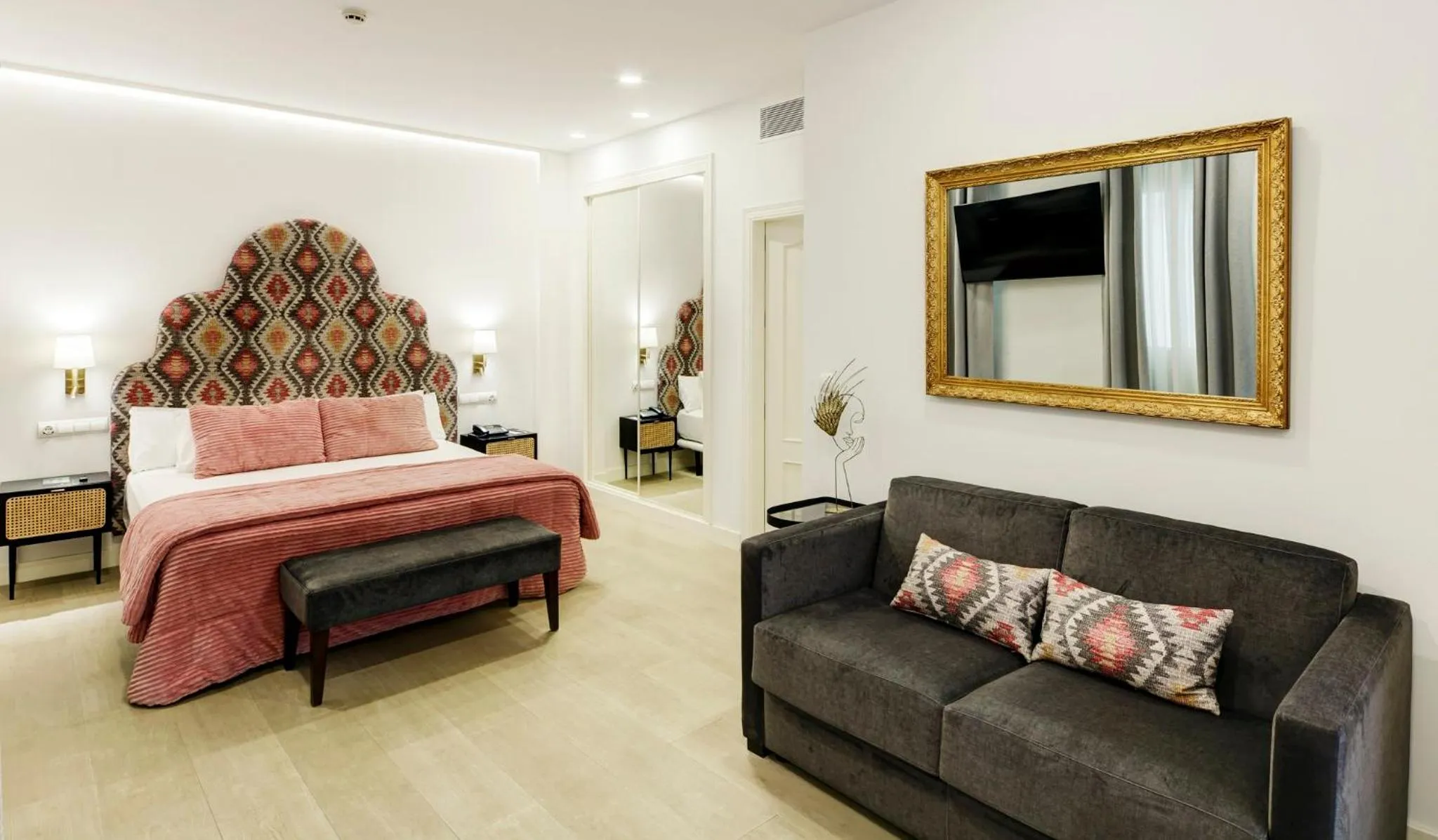 Photo of the whole room, Bed in Sercotel Las Casas de los Mercaderes