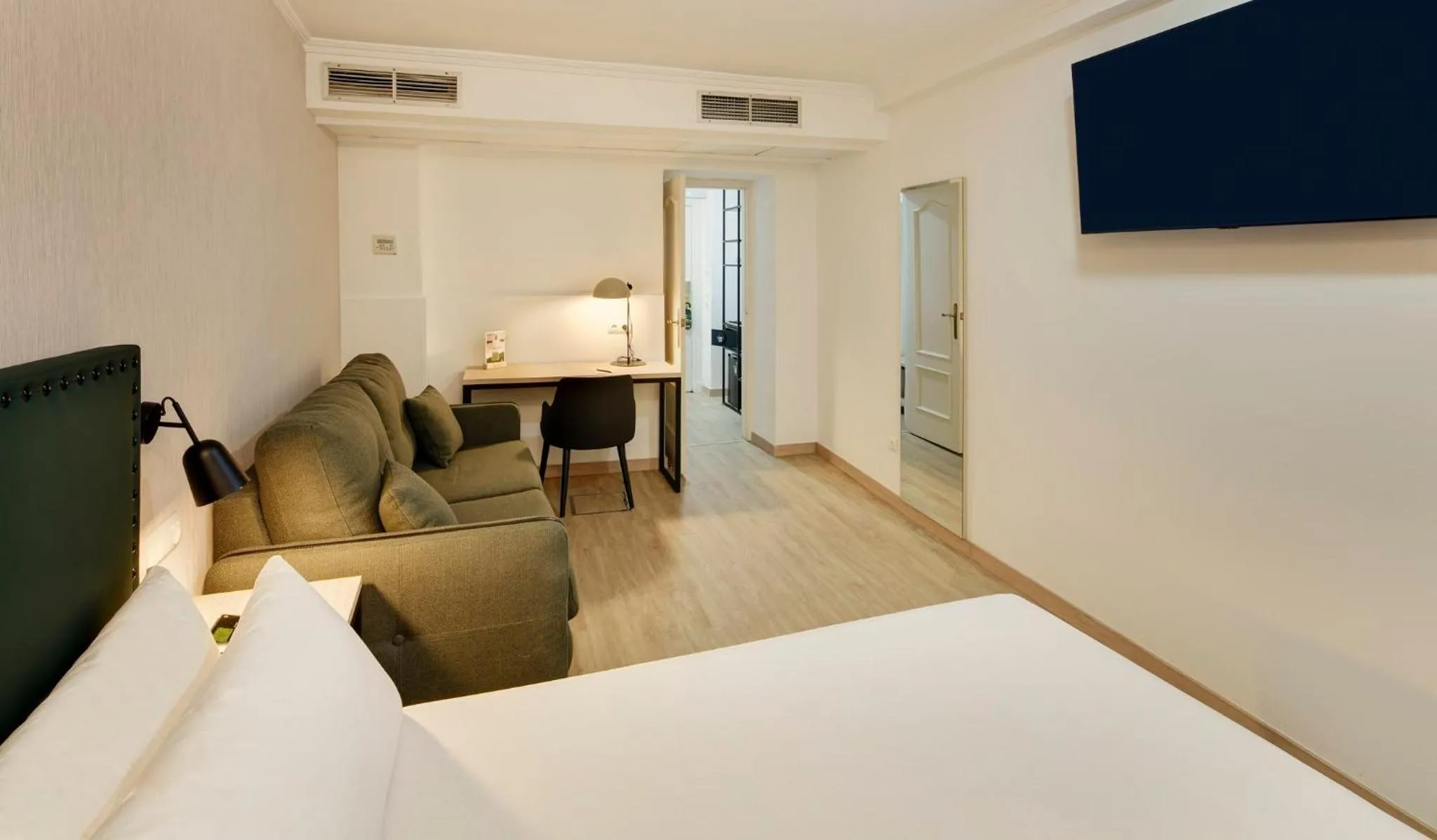 Photo of the whole room, Bed in Sercotel Las Casas de los Mercaderes