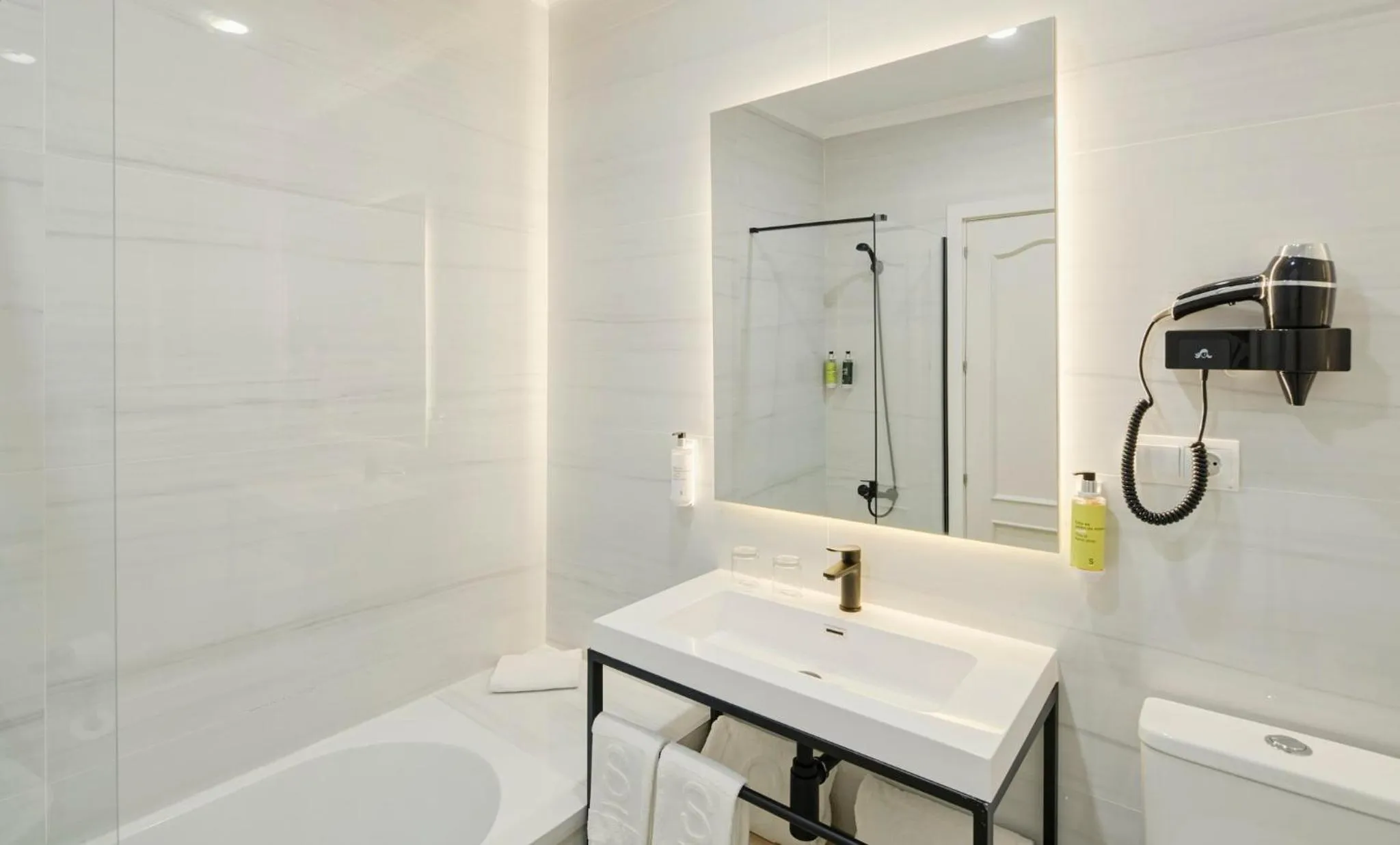 Photo of the whole room in Sercotel Las Casas de los Mercaderes