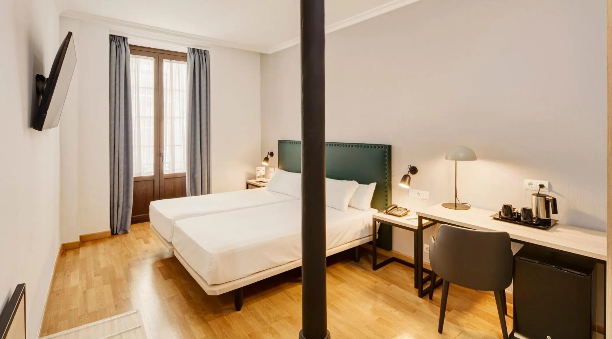 Photo of the whole room, Bed in Sercotel Las Casas de los Mercaderes