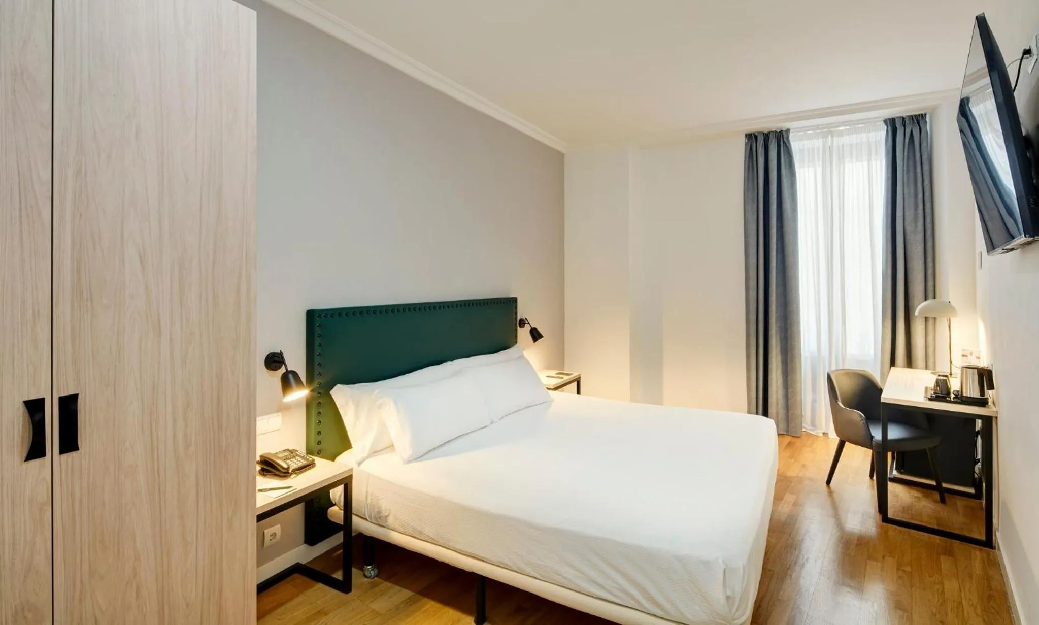 Photo of the whole room, Bed in Sercotel Las Casas de los Mercaderes