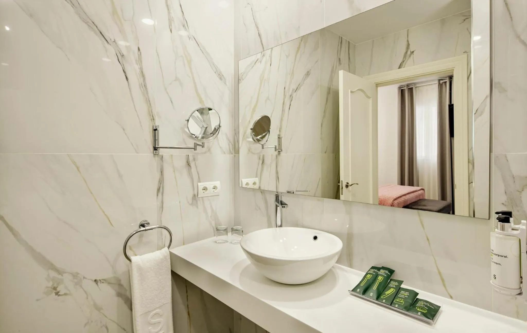 Photo of the whole room in Sercotel Las Casas de los Mercaderes