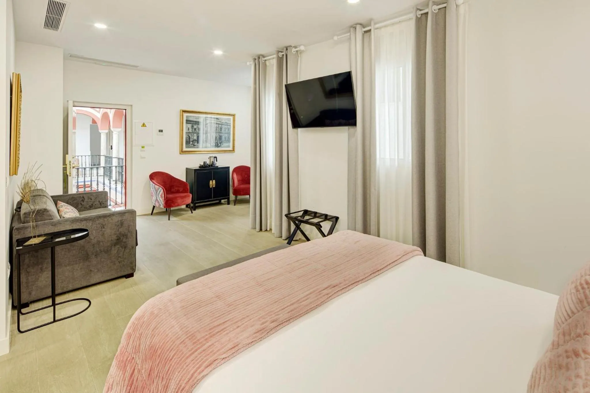 Photo of the whole room, Bed in Sercotel Las Casas de los Mercaderes