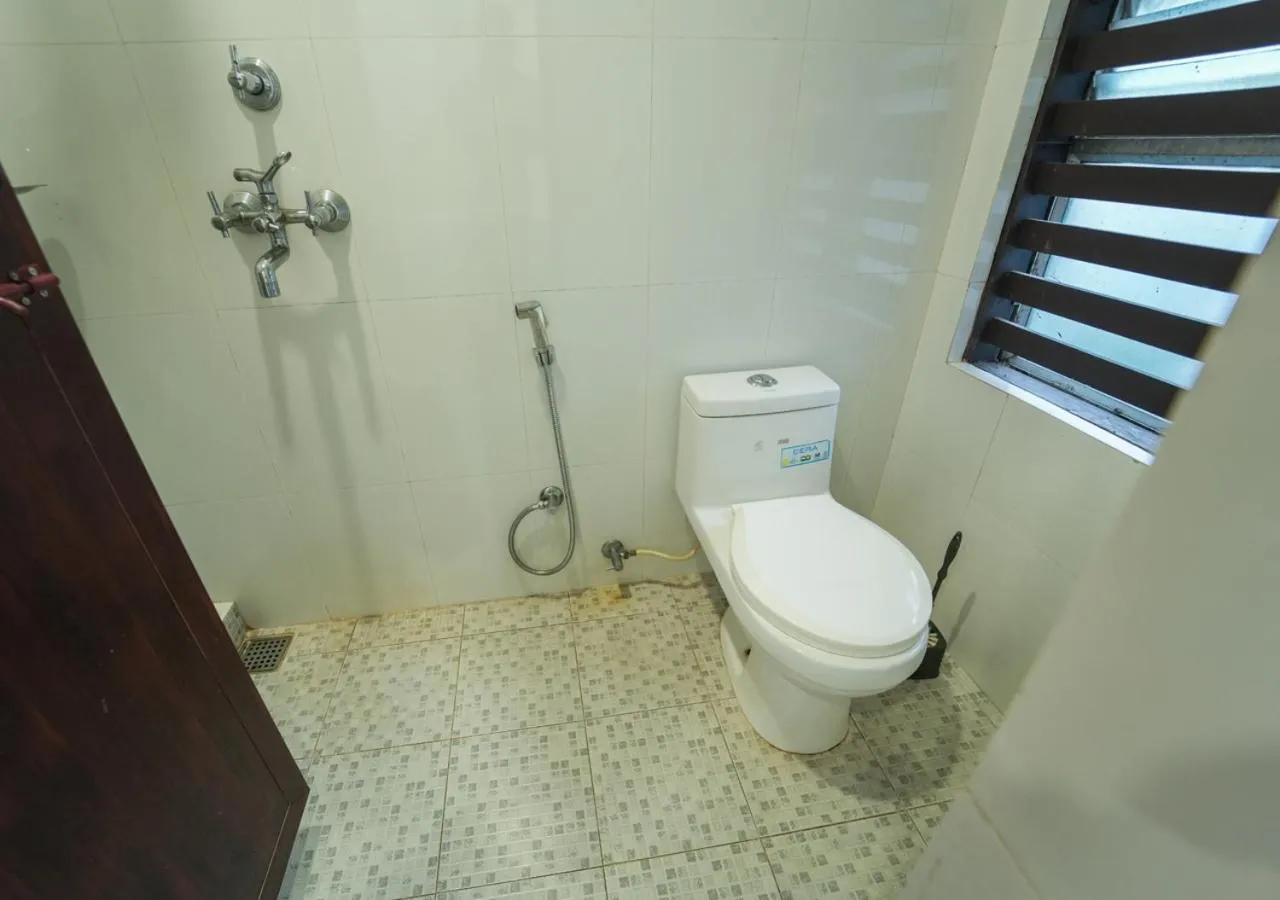Toilet in Pop Tavern Private Pool Villa Kovalam by VOYE HOMES