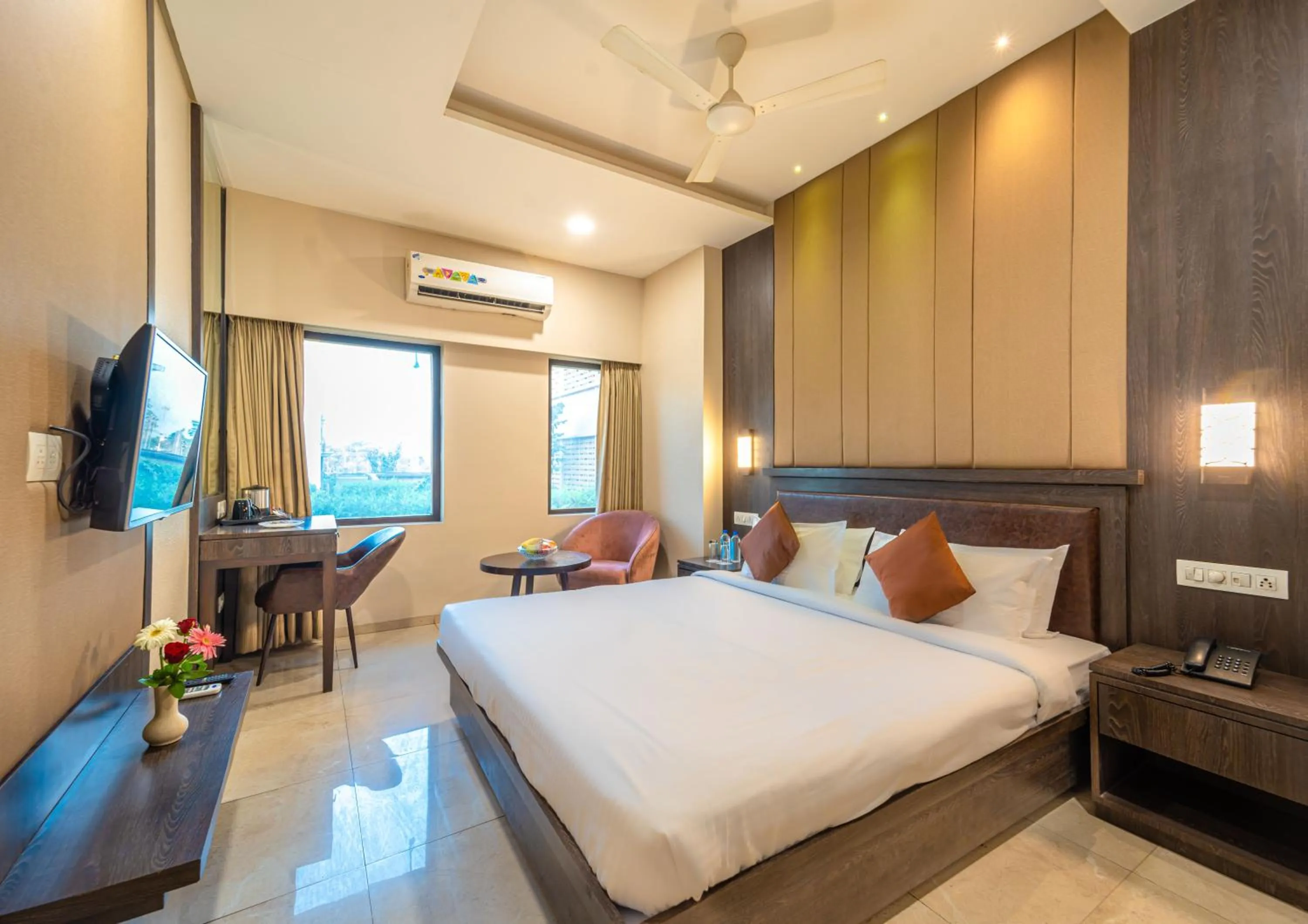 Communal lounge/ TV room, Bed in Enrise by Sayaji Harda