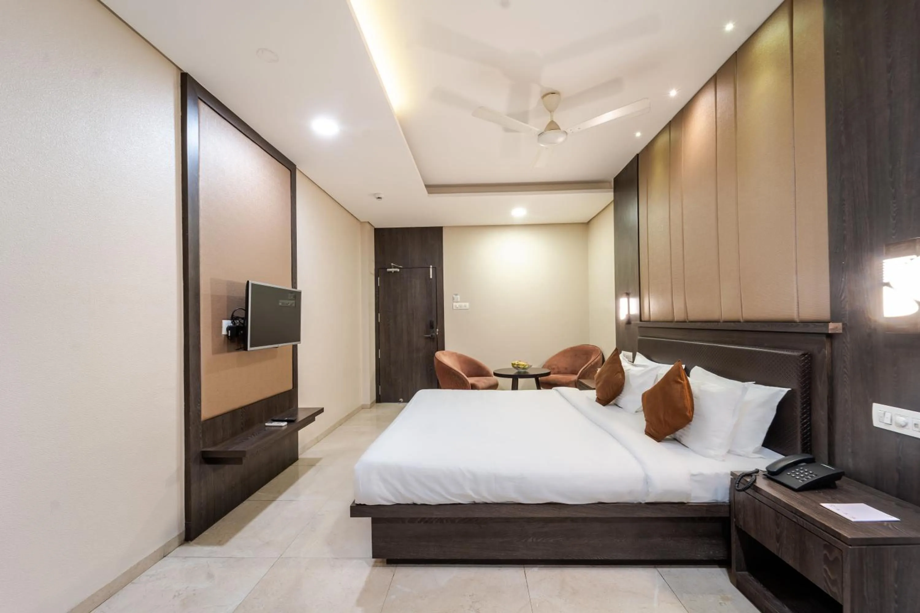 Communal lounge/ TV room, Bed in Enrise by Sayaji Harda