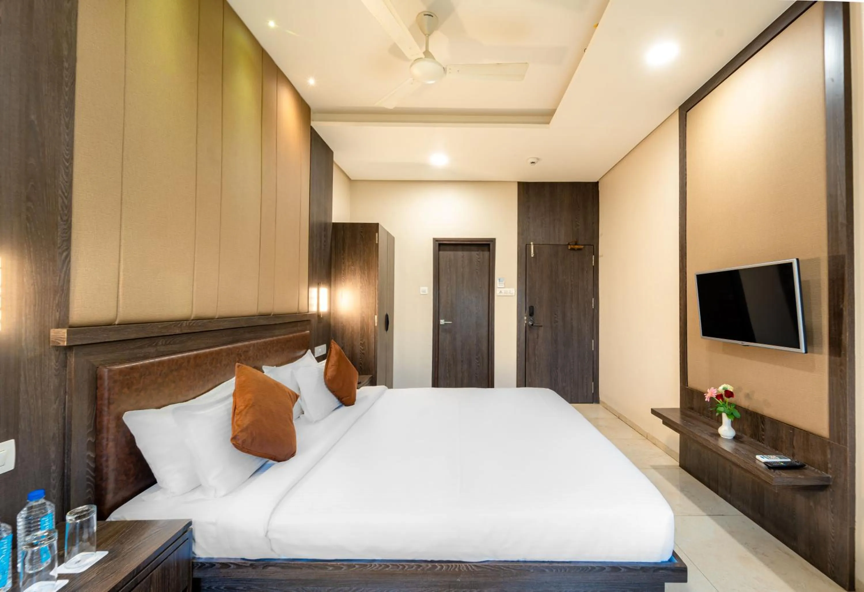Communal lounge/ TV room, Bed in Enrise by Sayaji Harda