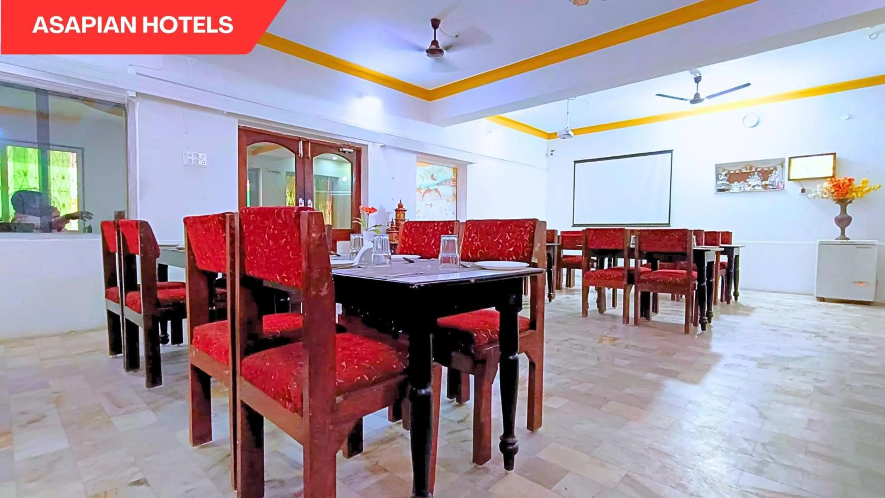 Restaurant/places to eat in Hotel Vijay Deluxe