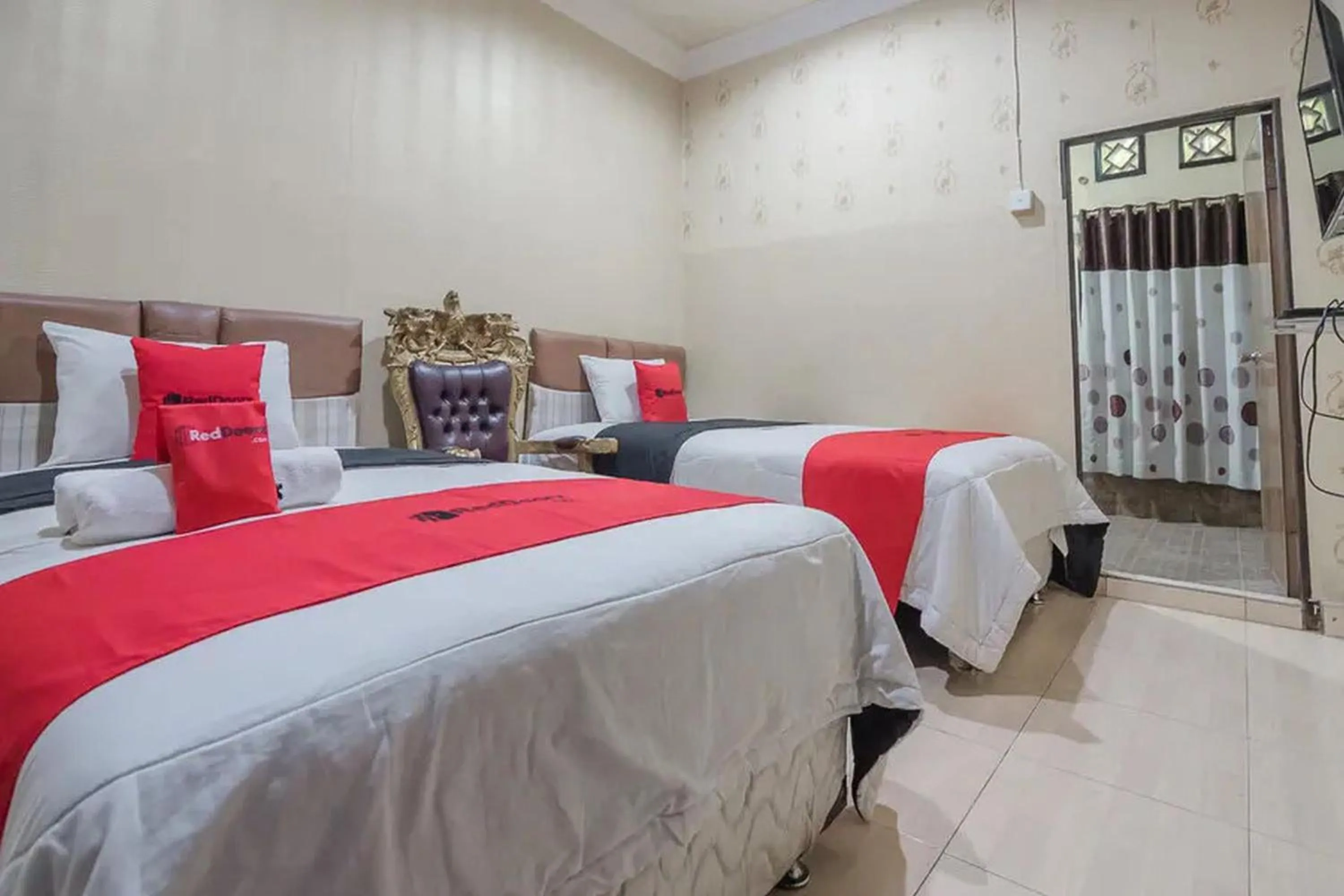Bedroom, Bed in RedDoorz Syariah at Jalan Ahmad Yani Jambi