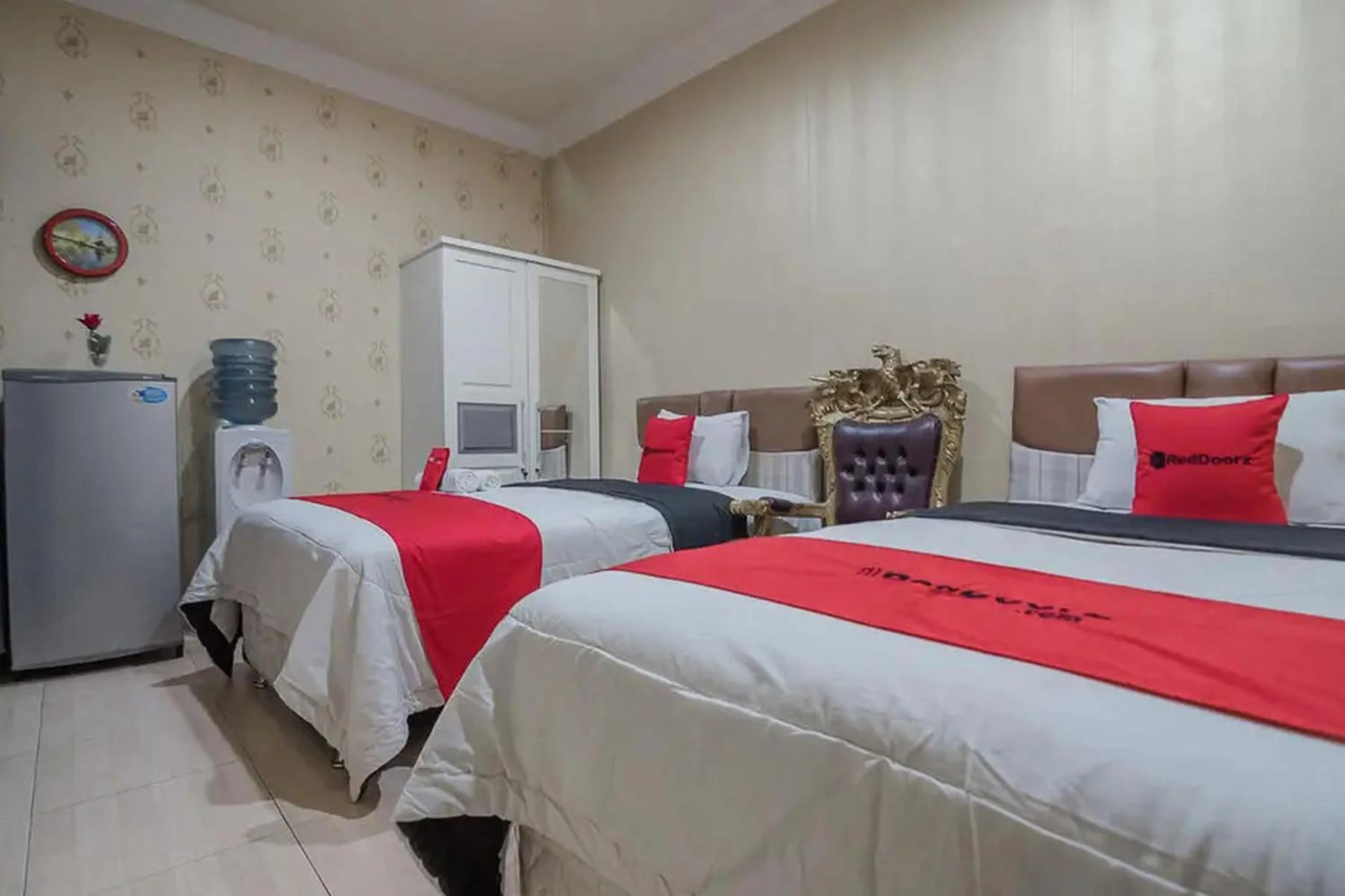 Bedroom, Bed in RedDoorz Syariah at Jalan Ahmad Yani Jambi